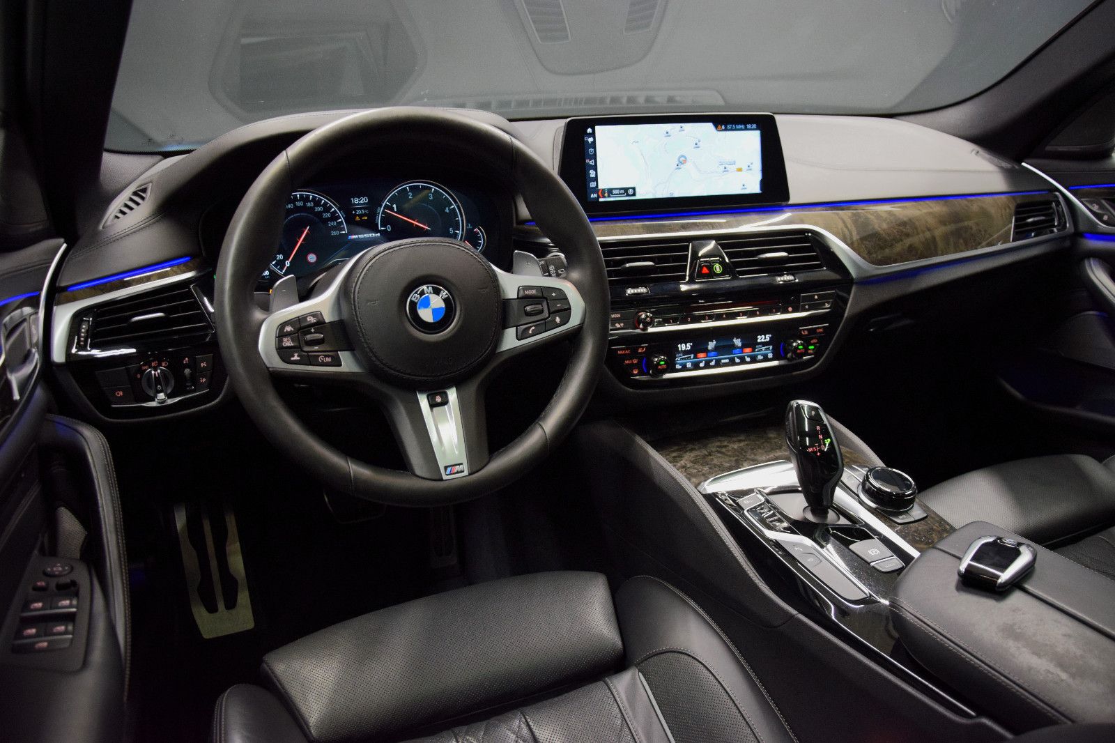 Fahrzeugabbildung BMW M550d xDr Tour Pano H/K HuD ACC Sitzlüft Massage