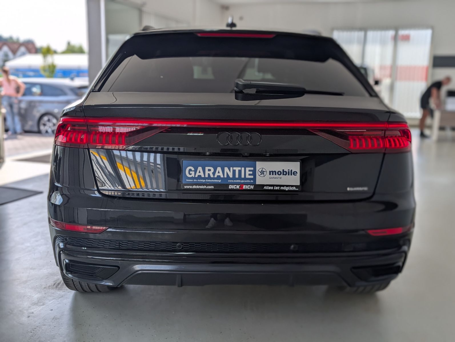 Fahrzeugabbildung Audi Q8 45 TDI Quattro S-line HD-MATRIX AHK LUFT 21"