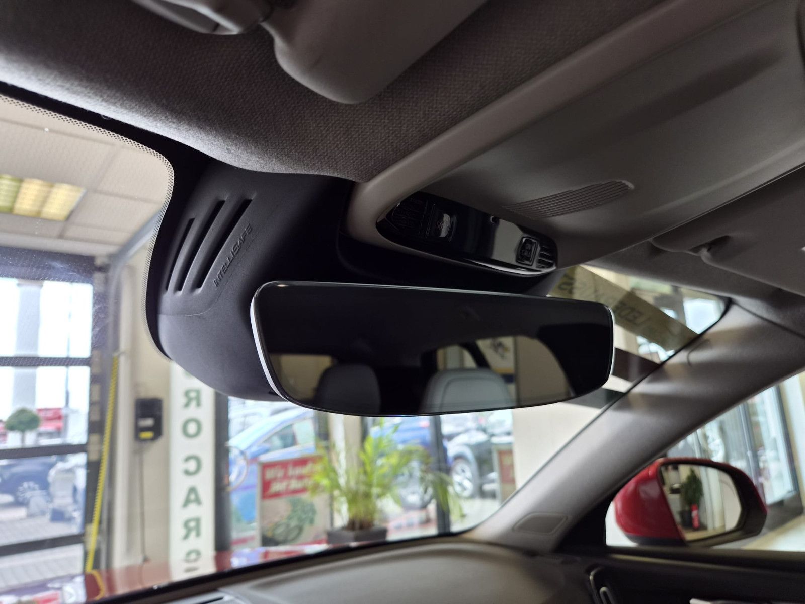 Fahrzeugabbildung Volvo XC 40Momentum AWD / H&K Sound / 1. Hand / S-HEFT