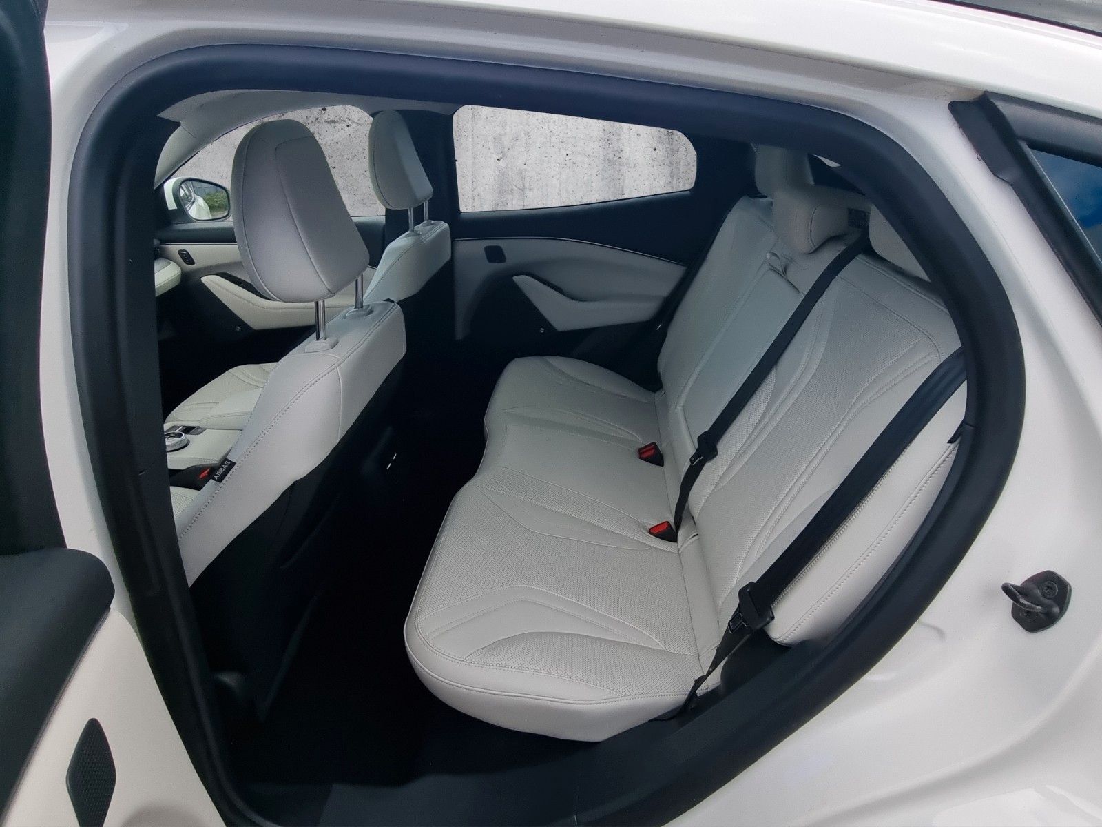 Fahrzeugabbildung Ford Mustang Mach-E White Edition AWD