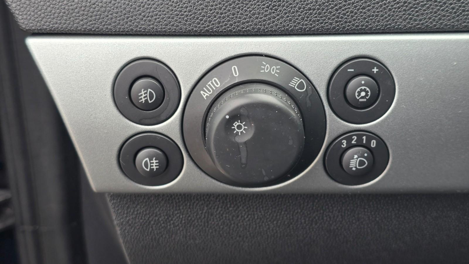 Opel Astra 2010 — photo 14