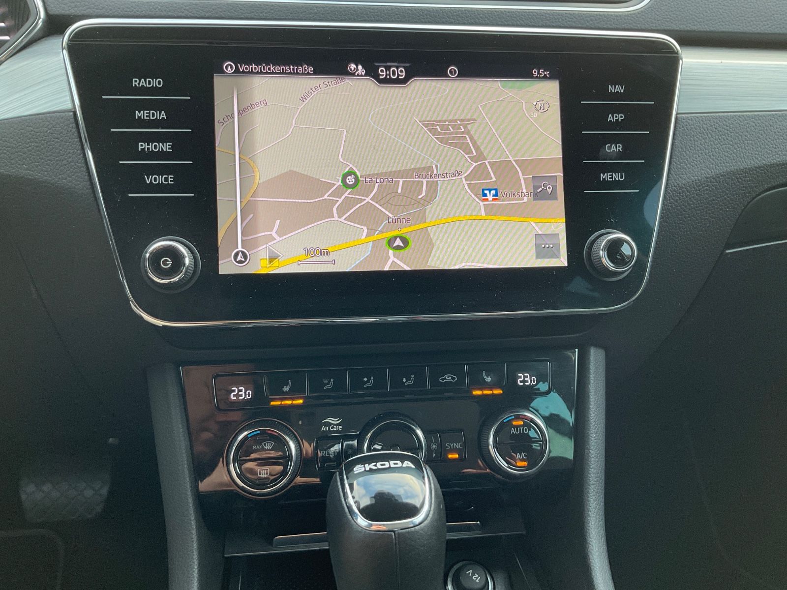 Fahrzeugabbildung SKODA Superb Combi 2.0 TDI DSG,Navi,LED,Kamera,ACC