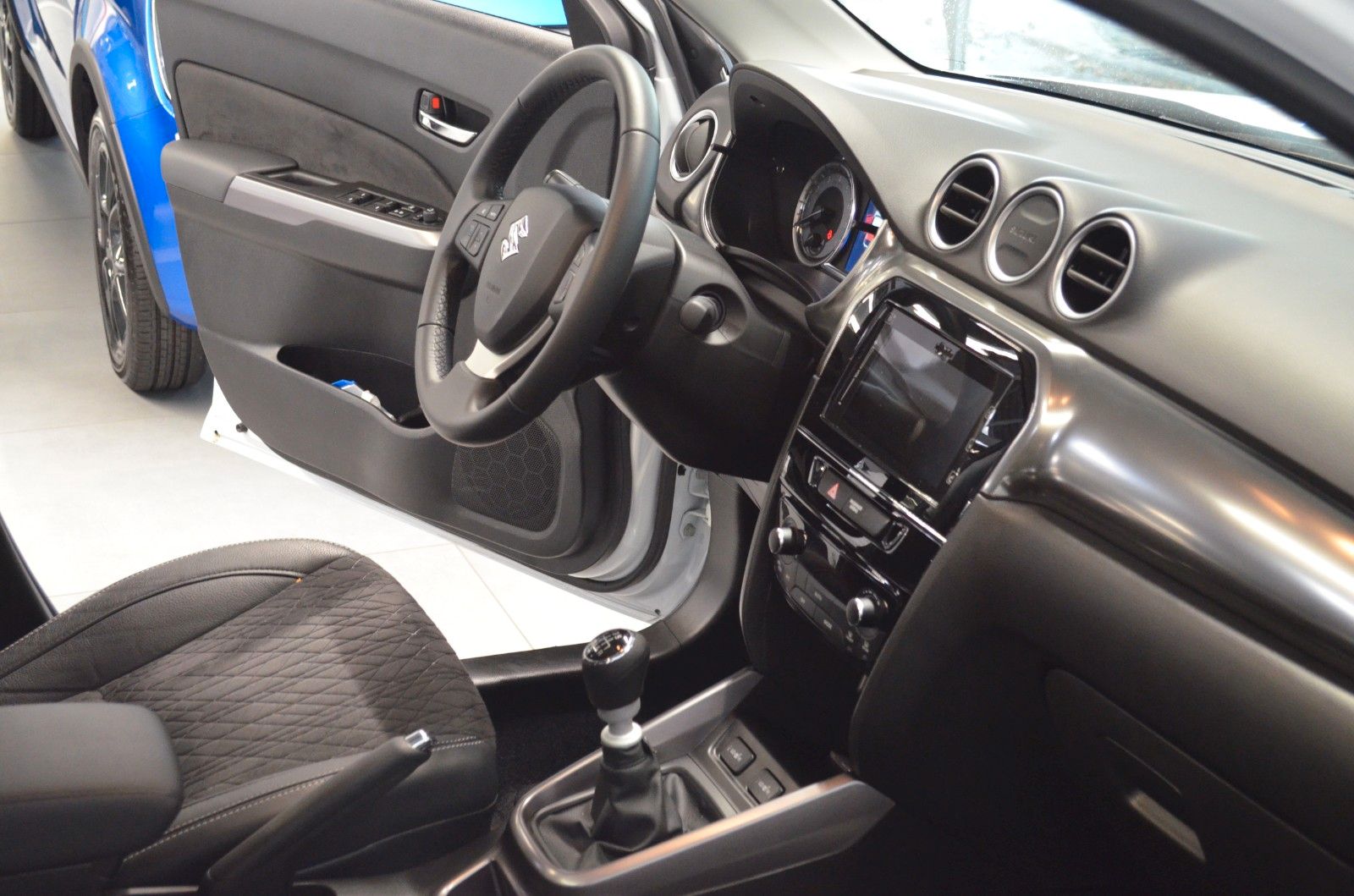 Fahrzeugabbildung Suzuki Vitara 1.4 BOOSTERJET Hybrid Com+ *Pano-Navi*