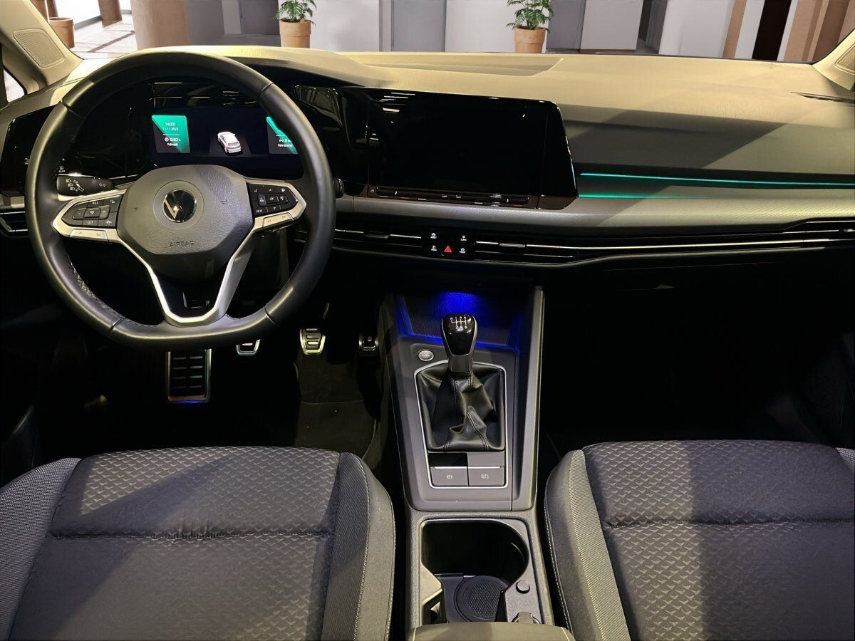 Fahrzeugabbildung Volkswagen Golf Active 1.5 TSI 6-Gang IQ.Light Navi Pano