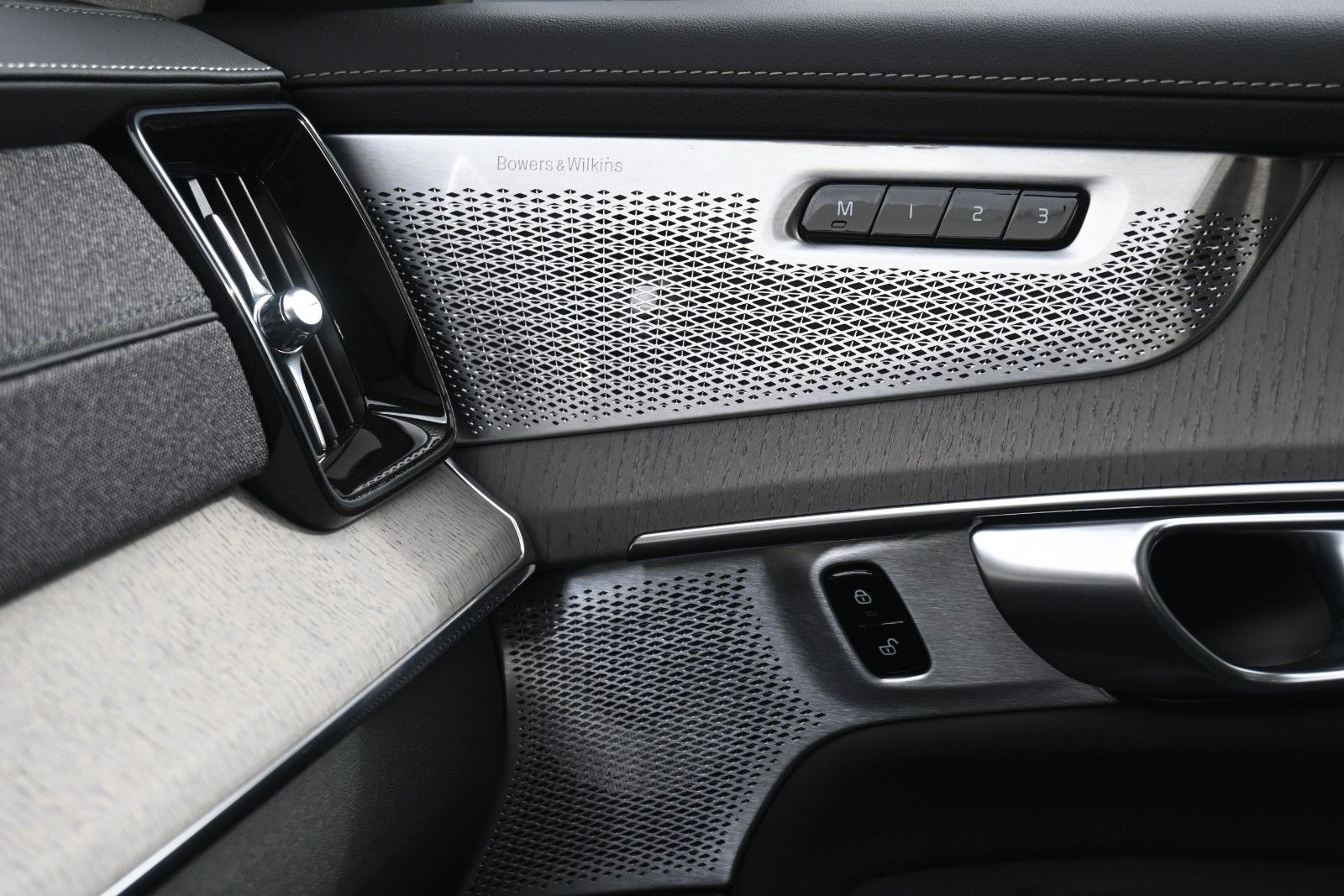 Fahrzeugabbildung Volvo XC90 T8 AWD Ultra Dark*STDHZG*360°*LUFT*B&W*ACC