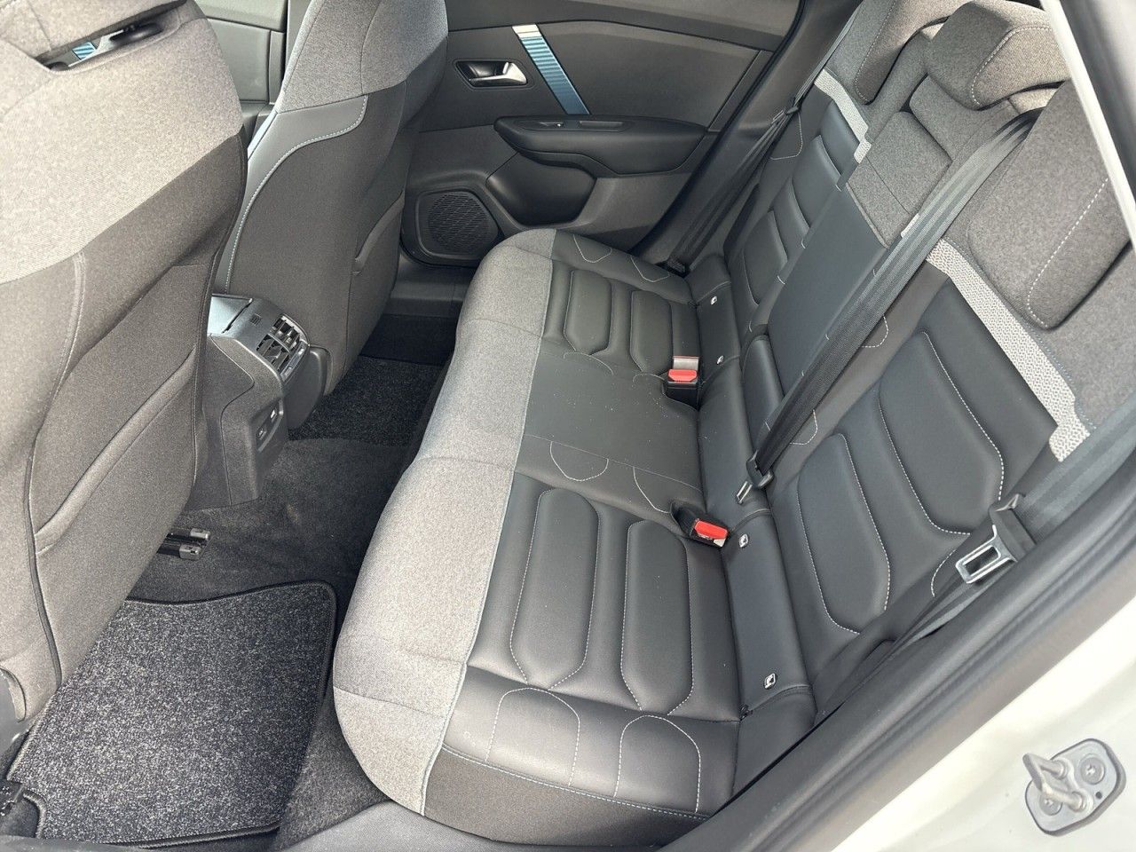 Fahrzeugabbildung Citroën ë-C4 136 Shine