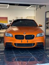 BMW M550d xDrive  381 PS  matt orange fo... - mit Diesel-Antrieb: Matt