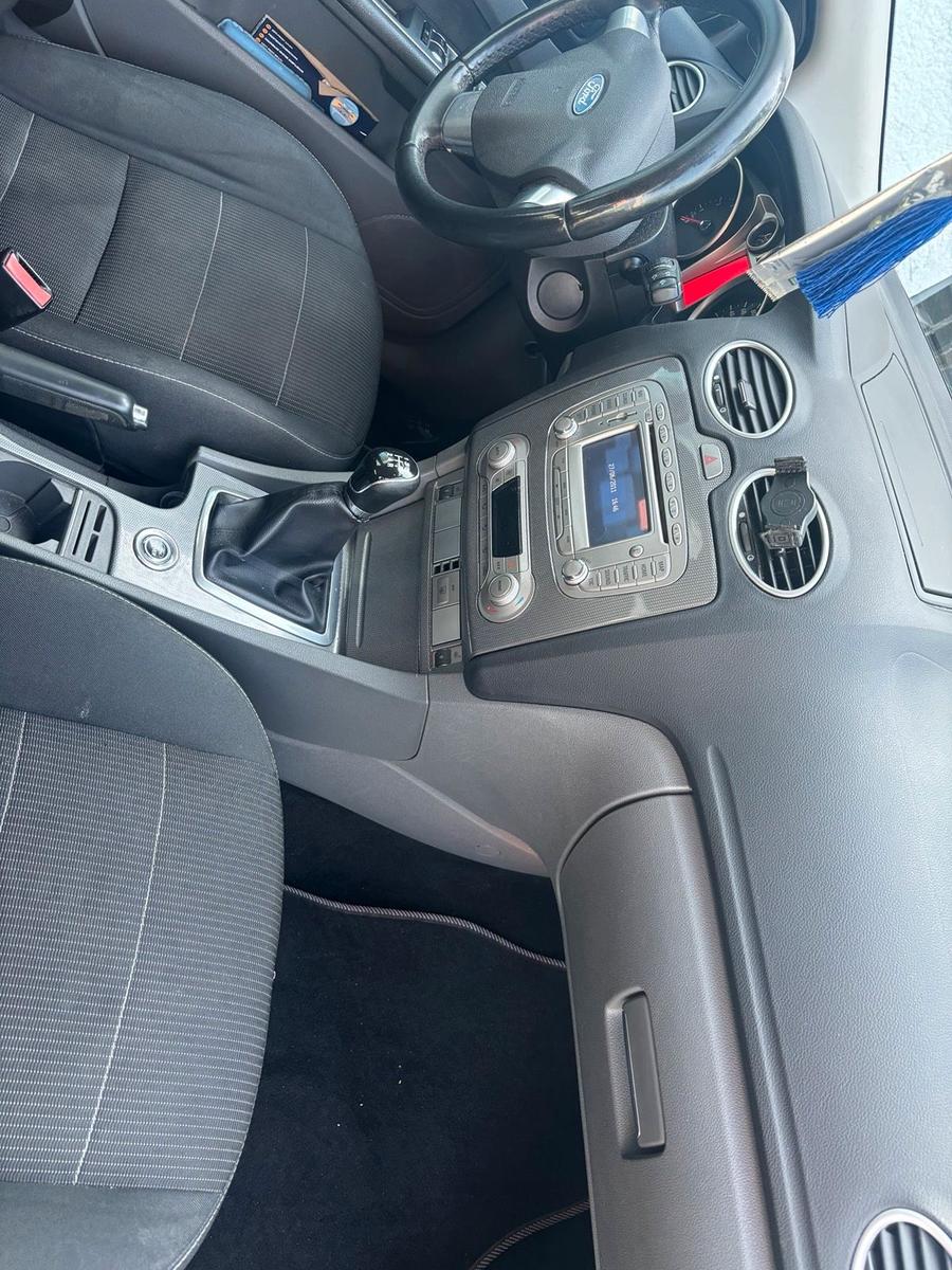 Ford Focus 2010 — photo 15