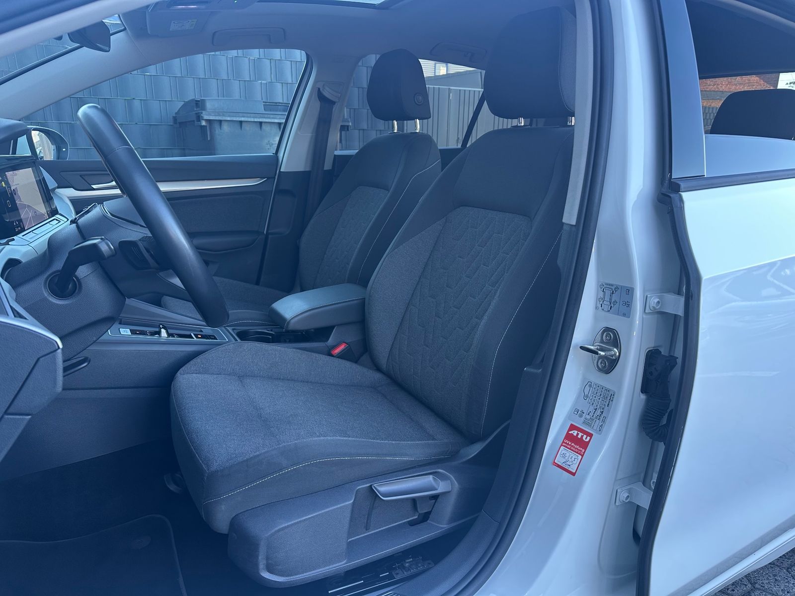 Fahrzeugabbildung Volkswagen Golf VIII 2.0 TDI DSG MOVE NAV+PANO+AHK+HUD+KAM