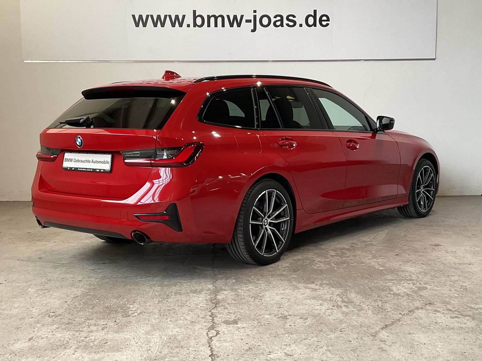Fahrzeugabbildung BMW 320i Touring Sport Line M Lederlenkrad