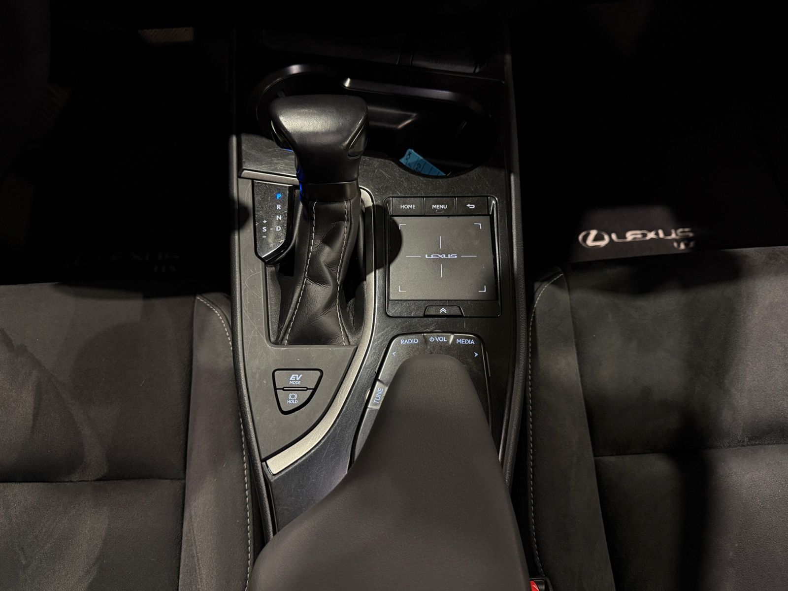 Fahrzeugabbildung Lexus UX 250 h RFK LED ALU 18"