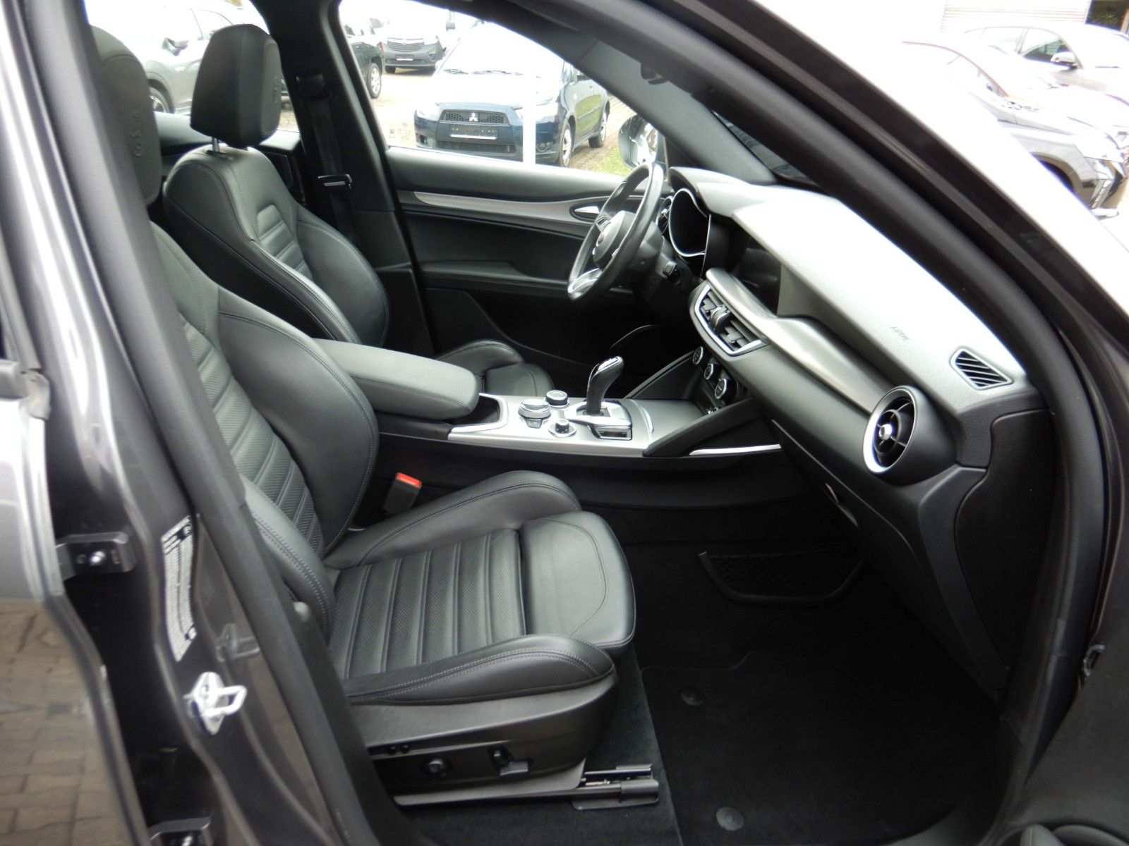 Fahrzeugabbildung Alfa Romeo Stelvio 280 PS Veloce Q4 Pano Navi Leder 20 Zoll