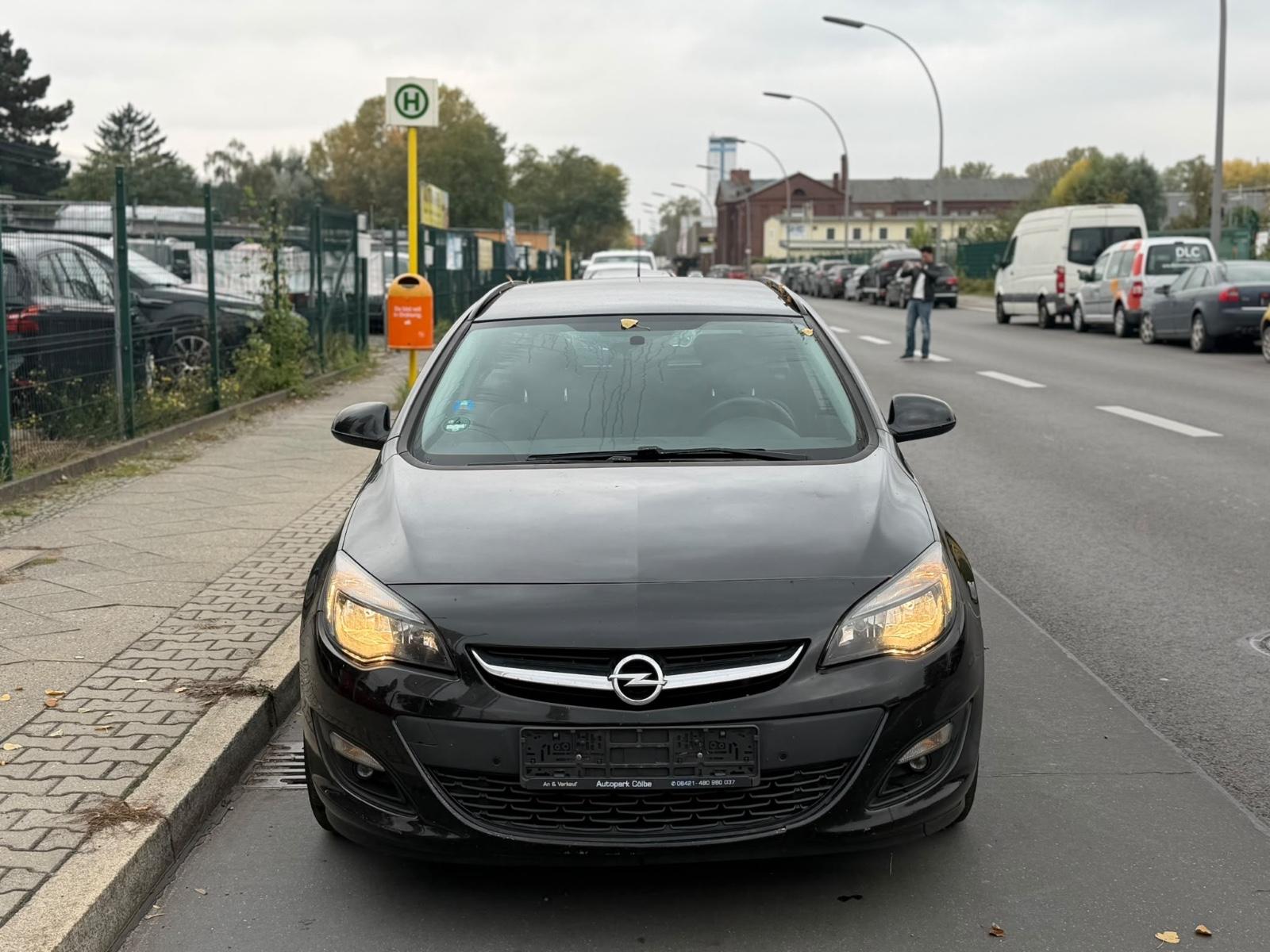 Opel Astra 2015 — rear view