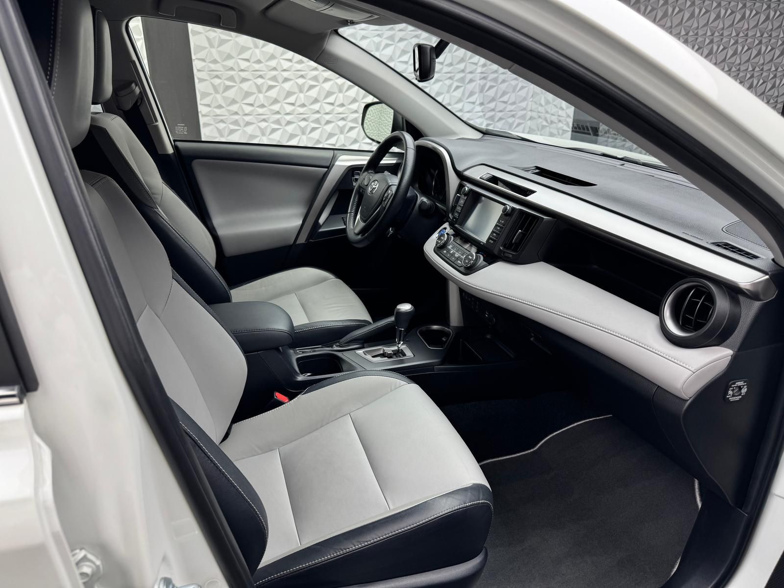 Fahrzeugabbildung Toyota RAV 4 2.5 EXECUTIVE/STANDHZ/RCAM/KEY/LED/DAB/RSA