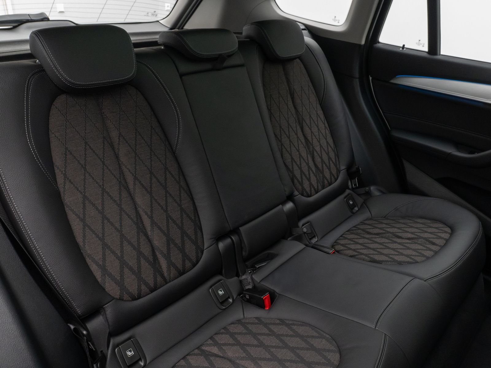 Fahrzeugabbildung BMW X1 xD25e xLine Panorama Kamera HUD DAB H/K AHK