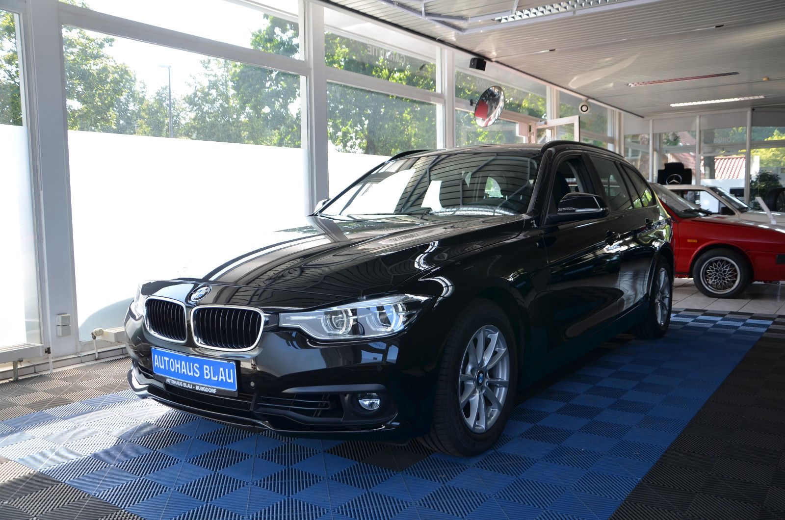 BMW BMW 318 i Touring Advantage *AUTOMATIK*LED*NAVI*1.