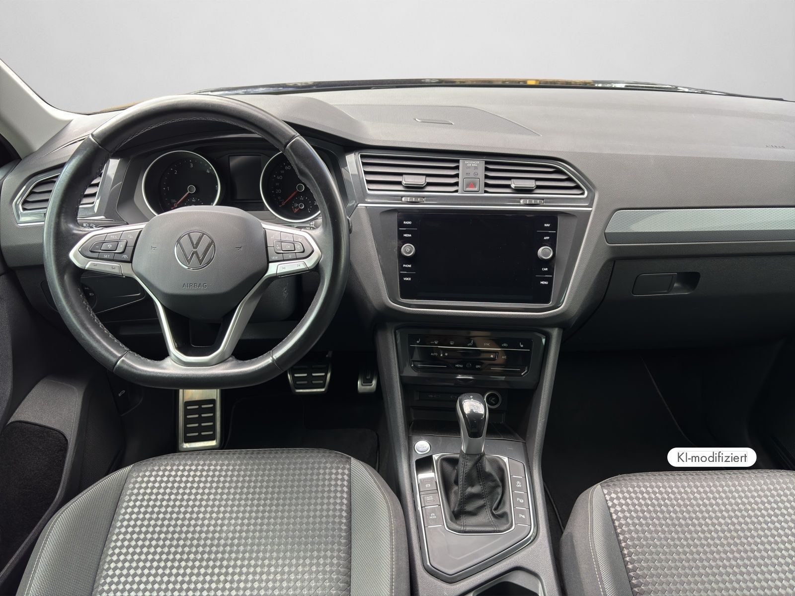 Volkswagen Tiguan 2.0 TDI Active NAVI AHK APP RearView 18" imagem 3