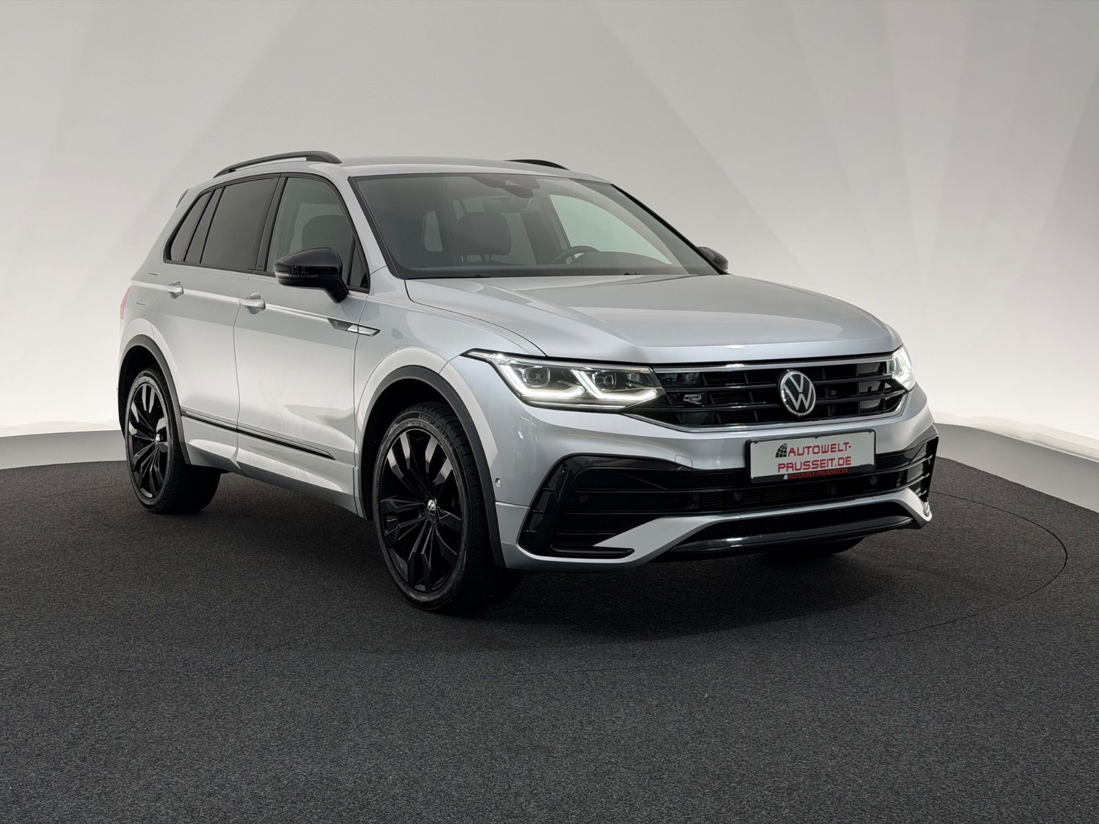 Gebrauchtwagen Volkswagen Tiguan Tiguan 2.0 TDI 4Mo.*R LINE*BLACK-MATRIX-AHK-DCC in Horb am Neckar