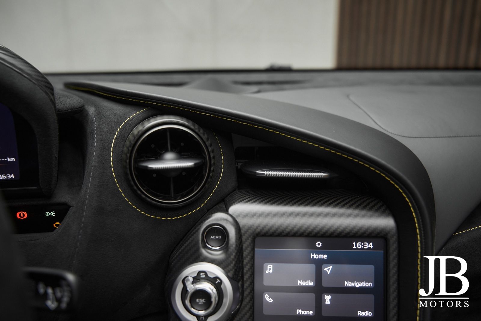 Fahrzeugabbildung McLaren 720s Spider MSO Carbon B&W Sound Lift Novitec