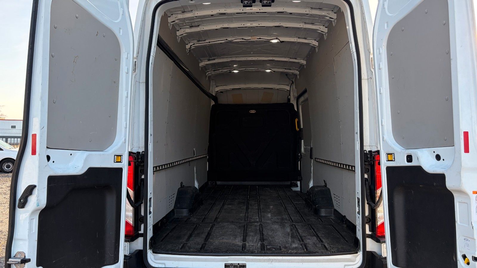 Fahrzeugabbildung Ford Transit Kasten 350 L4 H3 Trend