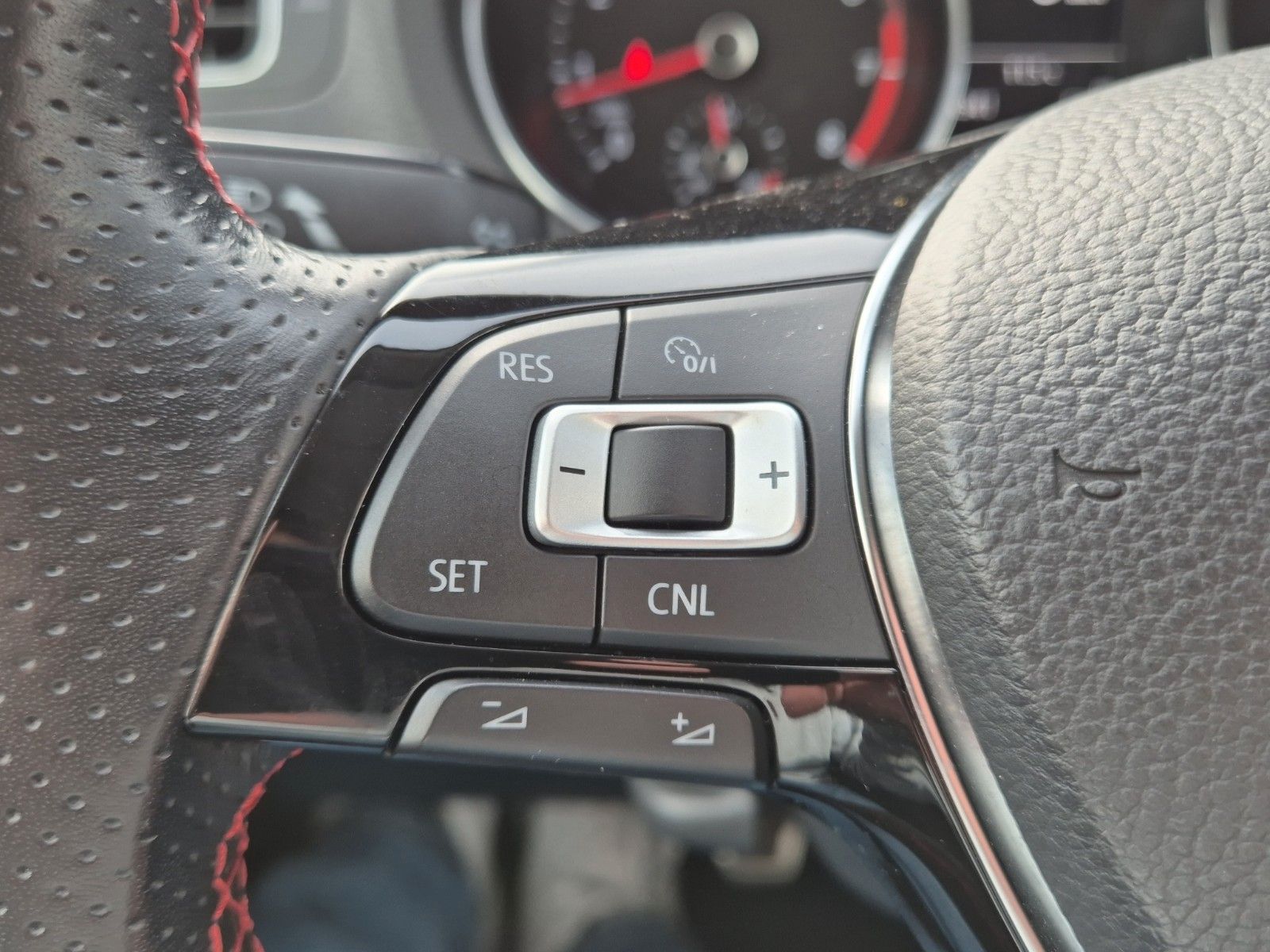 Fahrzeugabbildung Volkswagen POLO CROSS 1.2 TSI MFL ALLWETT BLUETOOTH 1.HAND