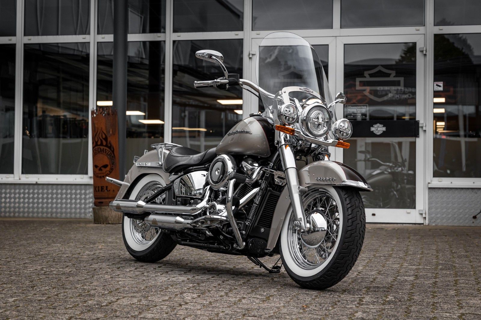 Fahrzeugabbildung Harley-Davidson SOFTAIL DELUXE FLDE - JEKILL & HYDE - NEUWERTIG