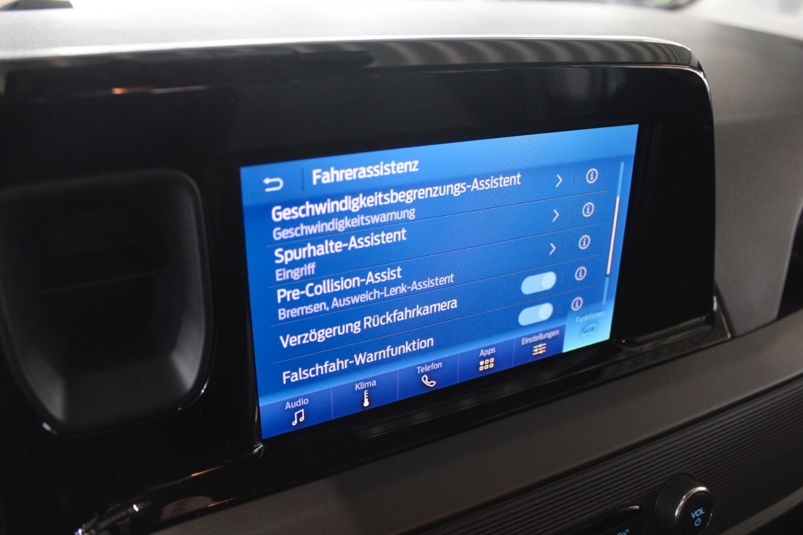 Fahrzeugabbildung Ford Tourneo Courier Titanium Automatik FahrerAssPak