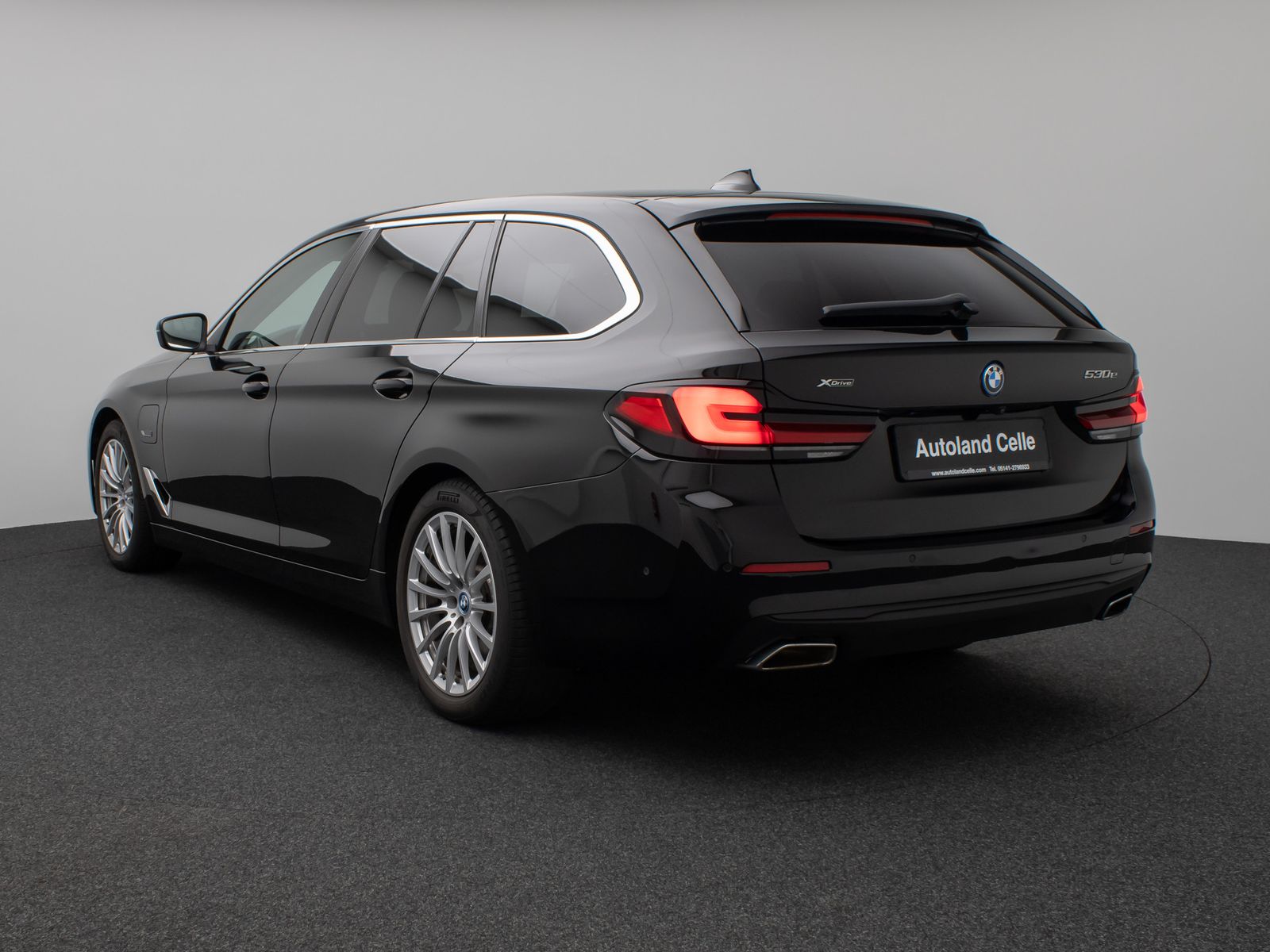 Fahrzeugabbildung BMW 530e xD Panorama Kamera CockPiPro DAB Alarm LED