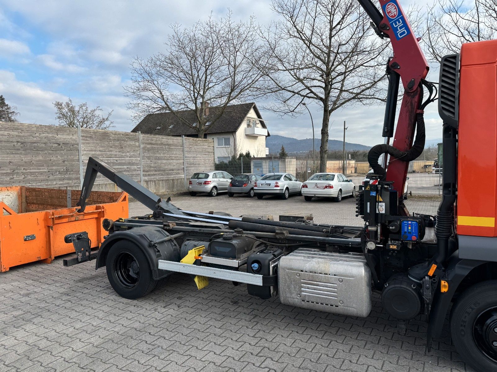 Fahrzeugabbildung DAF FA LF 180 8t Abrollkipper mit Ladekran