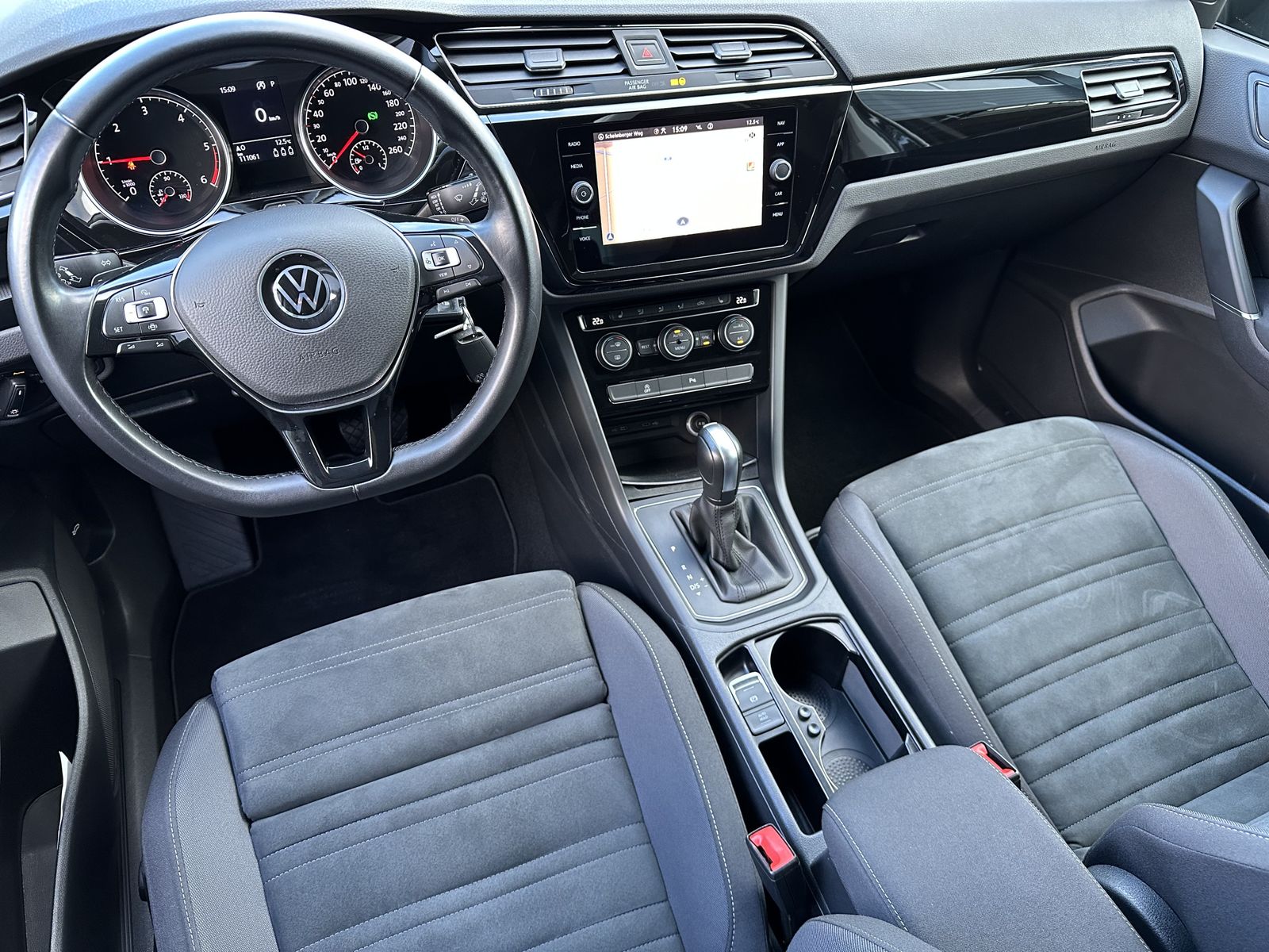 Fahrzeugabbildung Volkswagen Touran 2.0 TDI DSG Comfortline NAV+LED+AHK+KAM