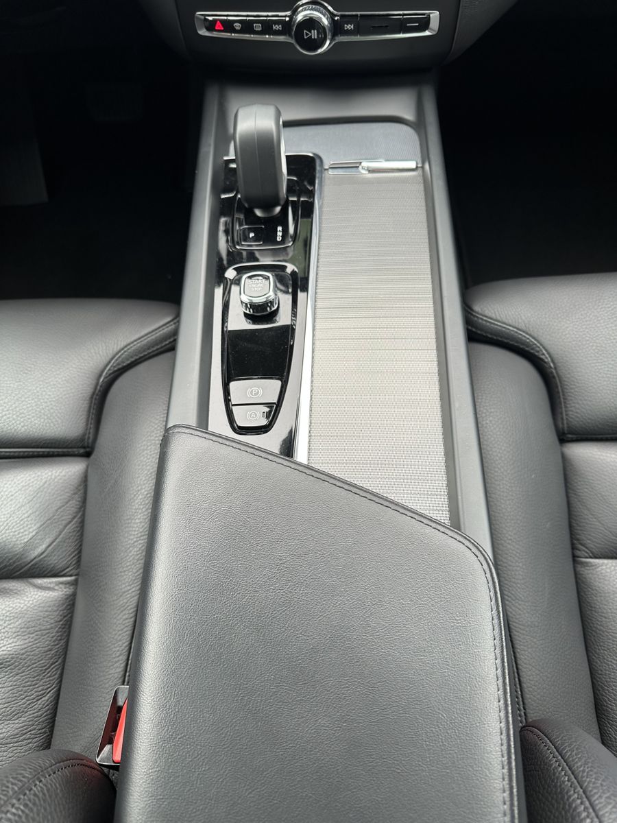 Fahrzeugabbildung Volvo XC60 B4 AWD Plus Dark NAV+LED+ACC+AHK+PANO+VCOCK