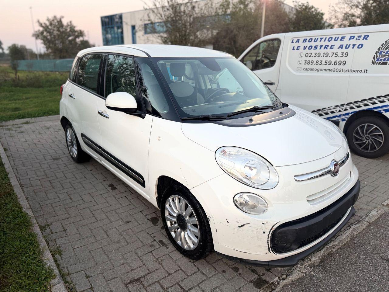 Fiat 500L 2013 — rear view