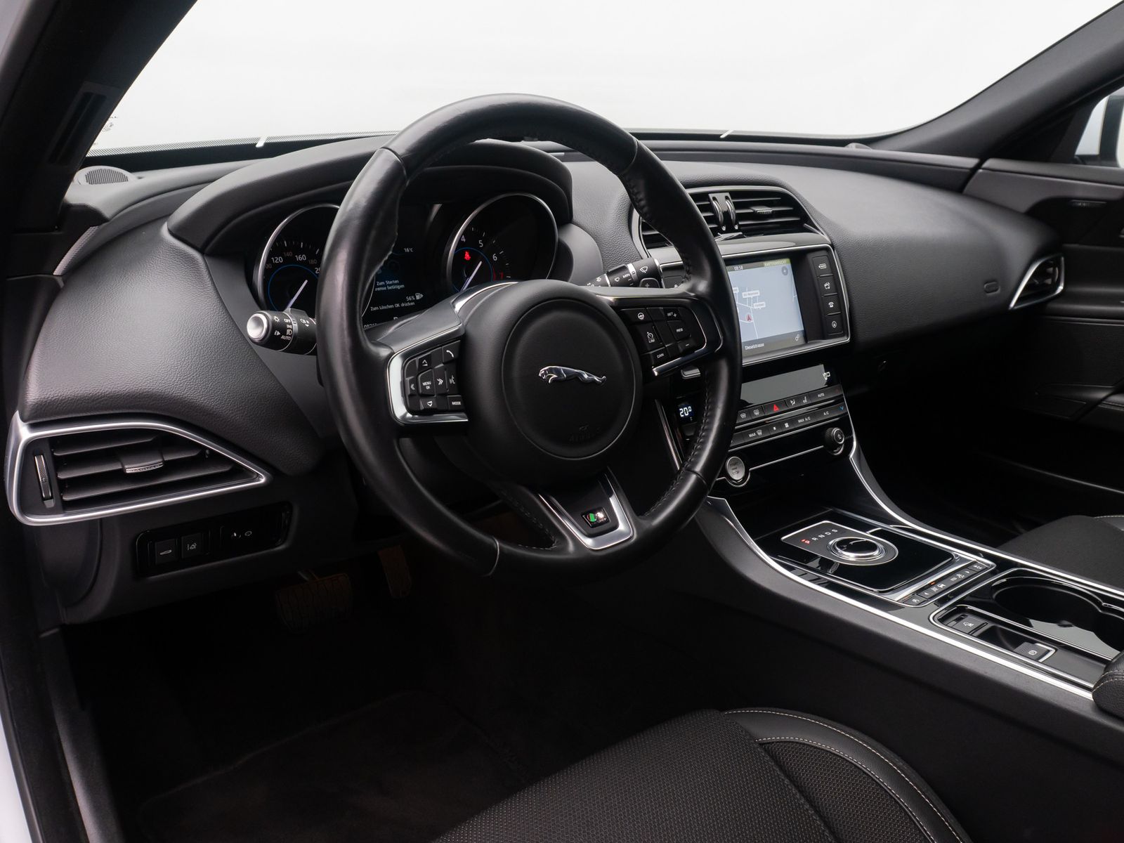 Fahrzeugabbildung Jaguar XE R-Sport FahrAssist Navi Sound Komfort 19Zoll