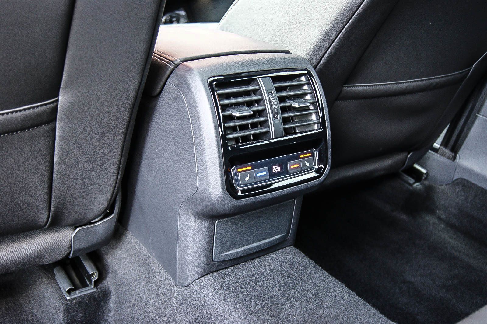 Fahrzeugabbildung Volkswagen Arteon R-Line 4Motion HEADUP PANORAMA STANDHEIZG