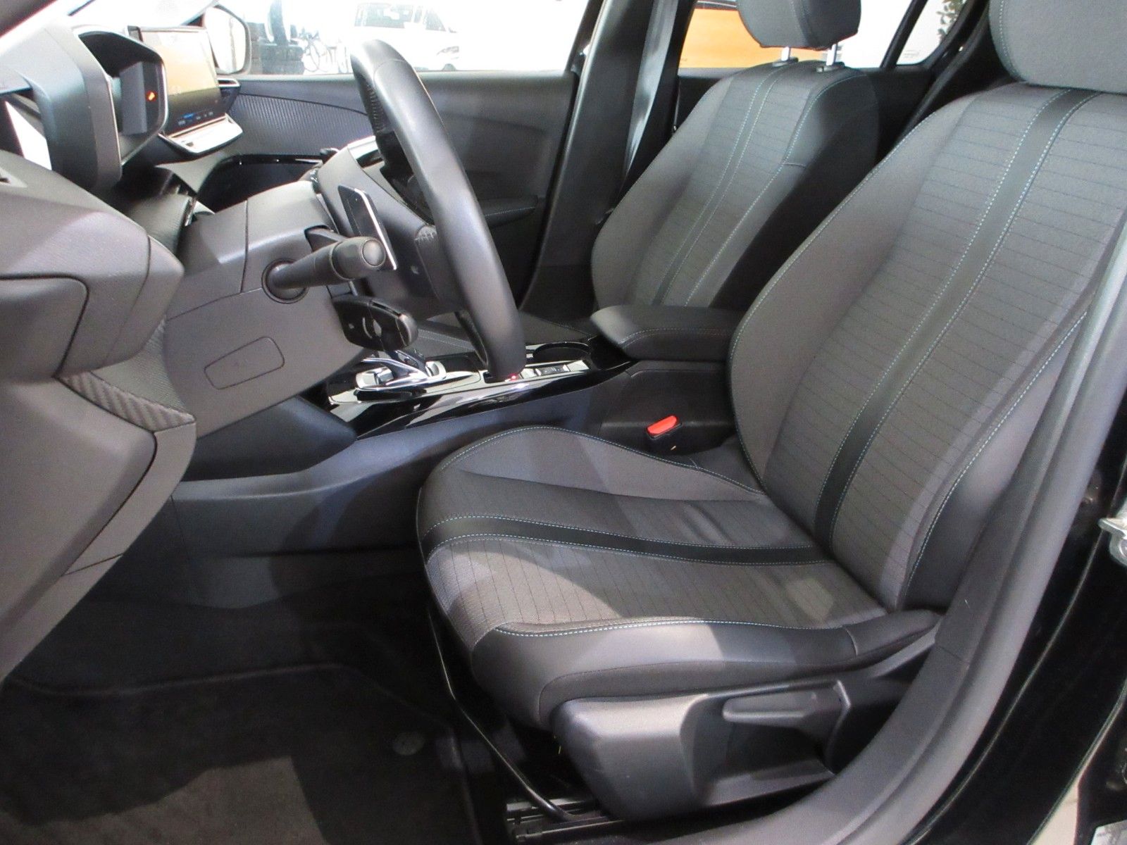 Fahrzeugabbildung Peugeot 208 Allure 1.2T LED/NAVI/PDC/R´CAM/VIRTUAL/TEMPO
