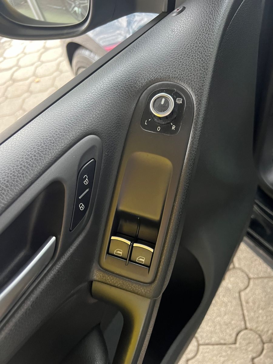 Fahrzeugabbildung Volkswagen Golf VI R 4Motion *SCHIEBEDACH*KEYLESS*XENON*