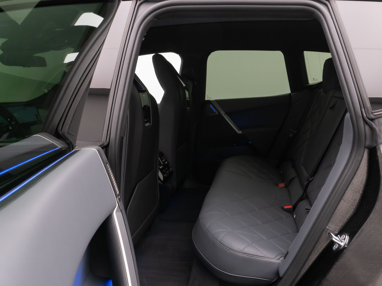Fahrzeugabbildung BMW iX M60 Panorama 360°Laser B&W SoftCl Massage 22"