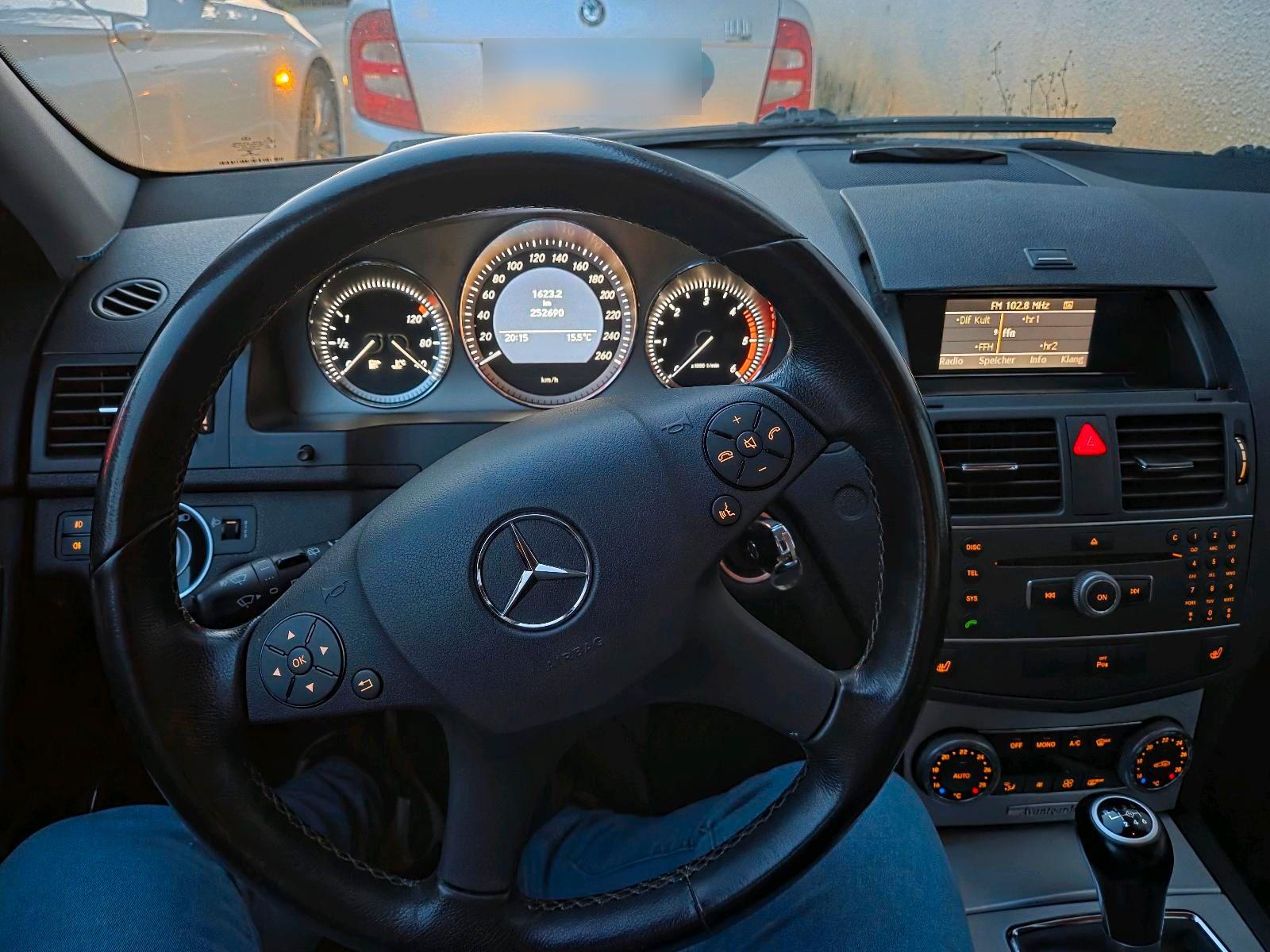 Mercedes-Benz C220 2010 — rear view
