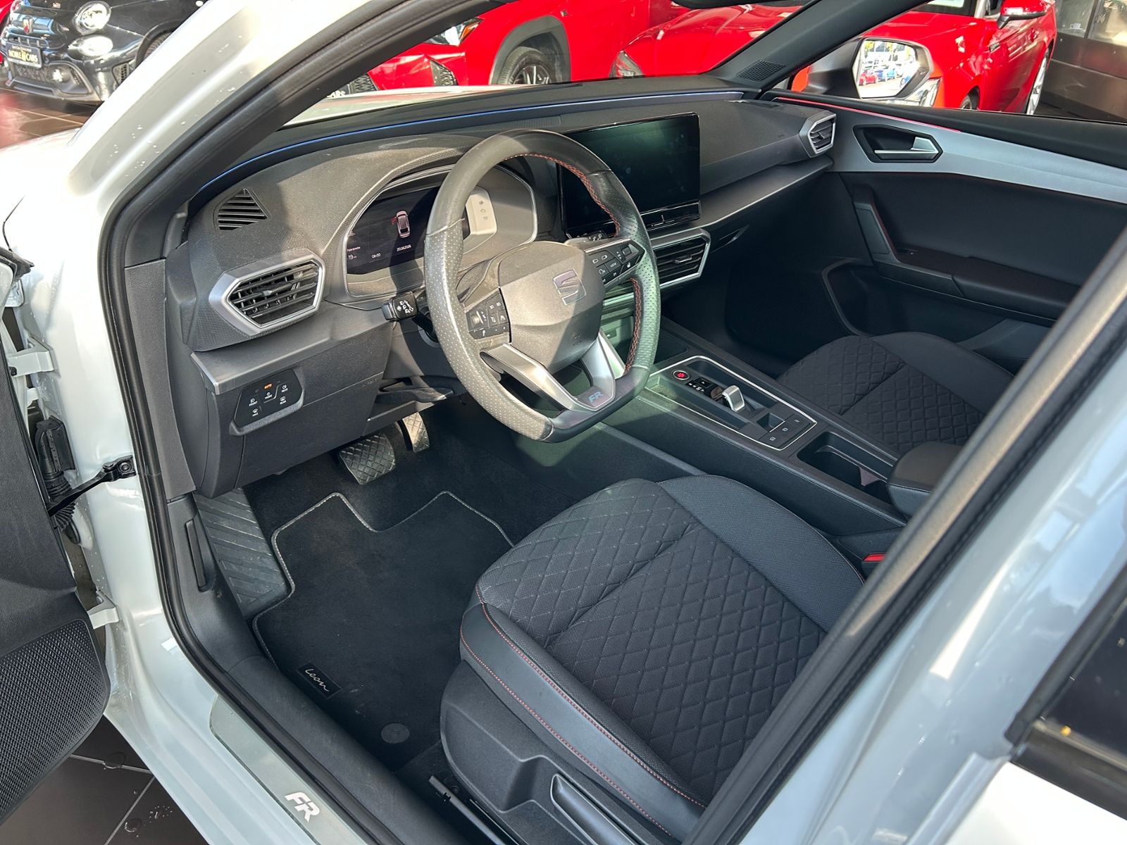 Fahrzeugabbildung SEAT Leon Sportstourer FR e-Hybrid LED NAVI ALU