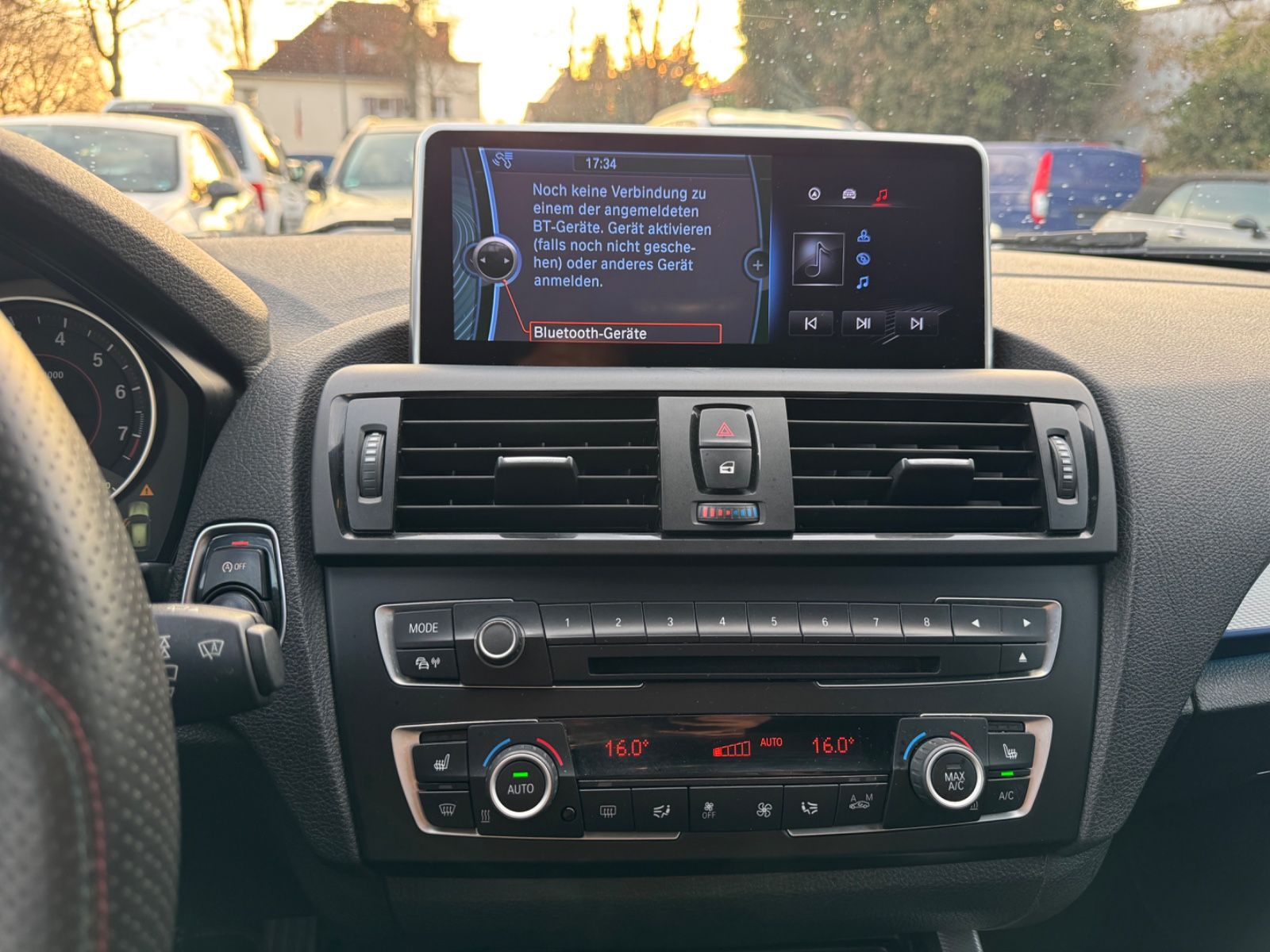 Fahrzeugabbildung BMW 118 i* M Paket*LED*Bi-xenon*Alcantara*8Fach