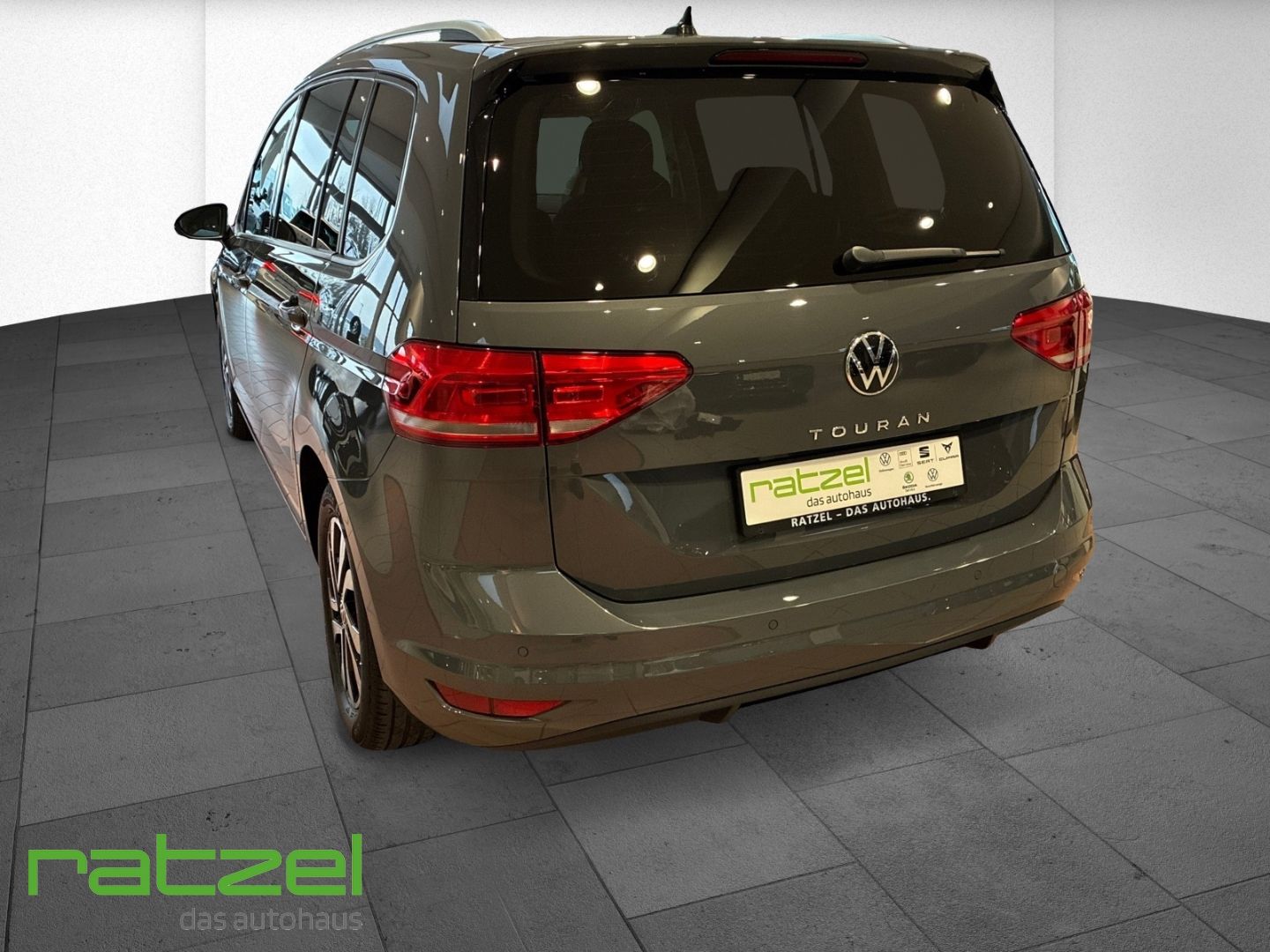 Fahrzeugabbildung Volkswagen Touran Active 1.5 TSI 6-Gang AHK+El. Panodach
