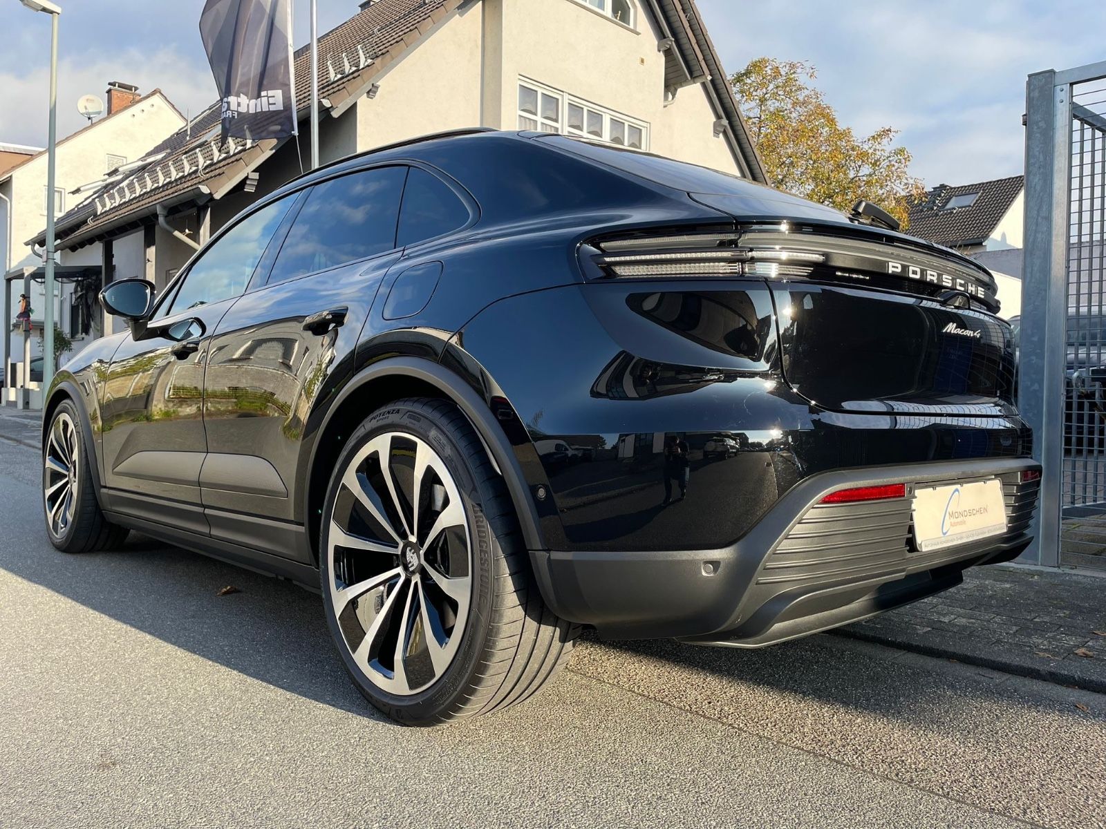 Fahrzeugabbildung Porsche Macan 4 |ACC|22"|Pano|3.Disp|SportChro|PASM|360°