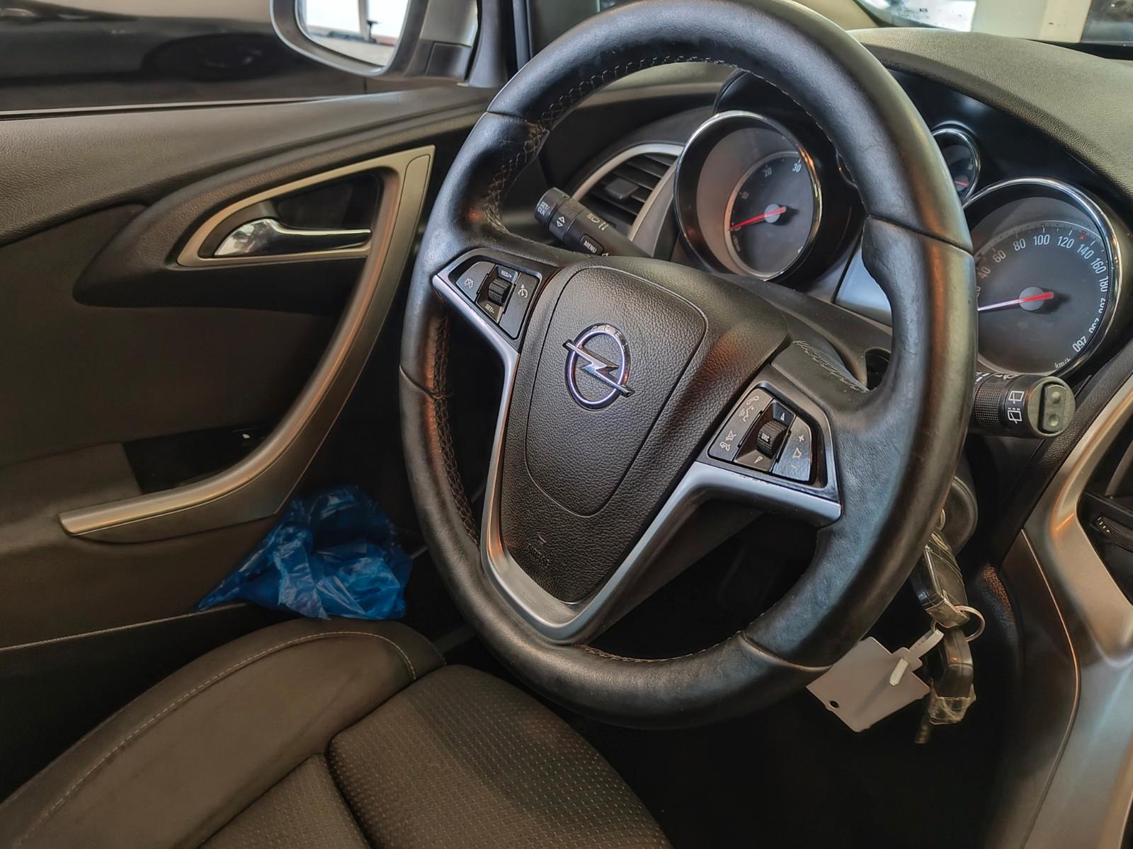 Opel Astra 2011 — photo 16