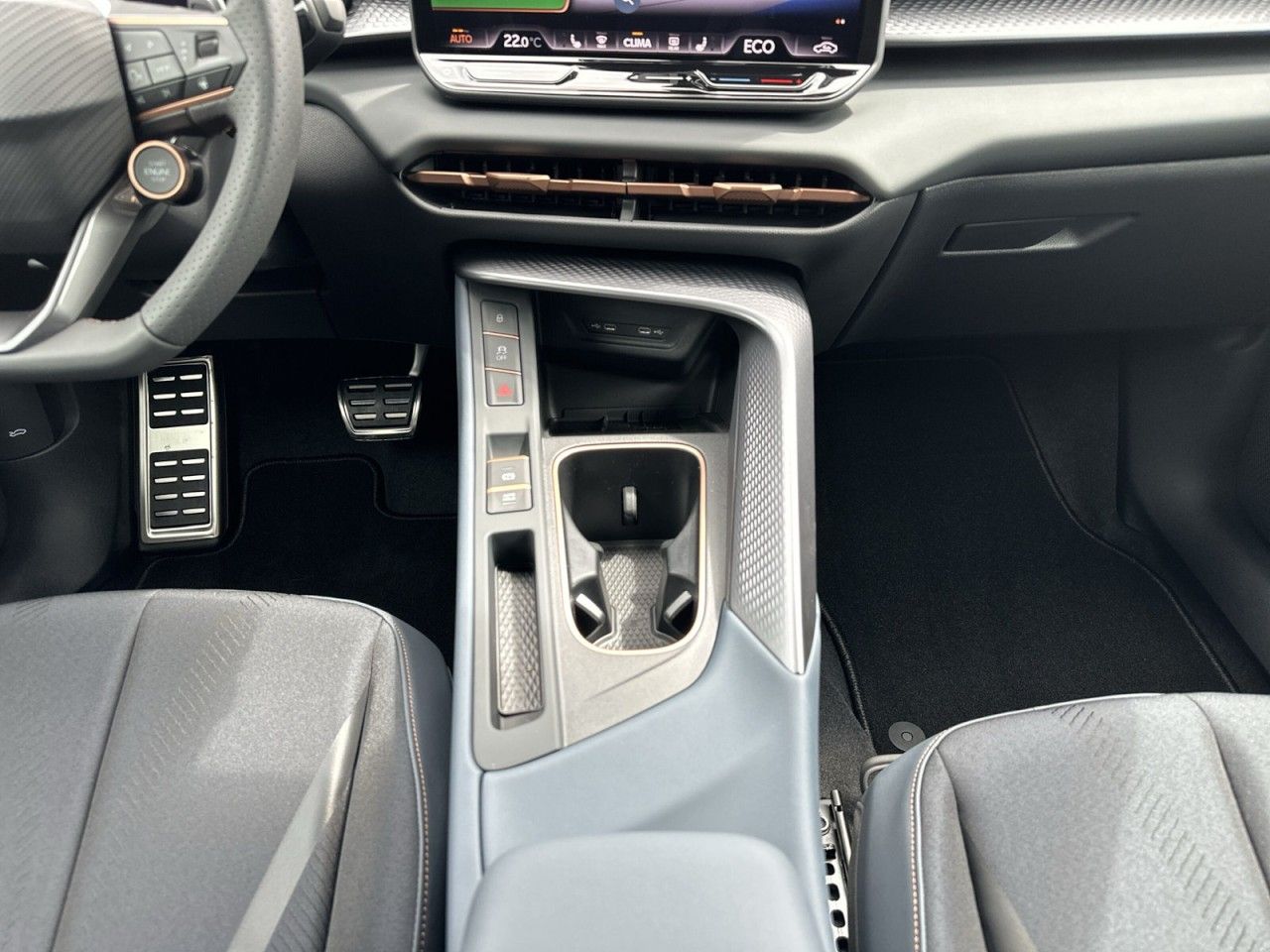 Fahrzeugabbildung CUPRA Terramar 1.5 e-Hybrid 150 kW - mit KI generiert/bearbeitet