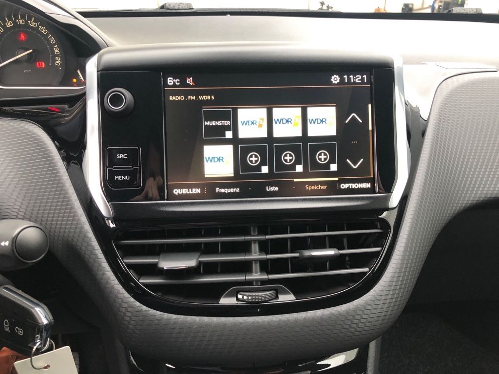 Fahrzeugabbildung Peugeot 2008 1.2  PT 110 Pano. Klimaauto.SHZ Notbremsass