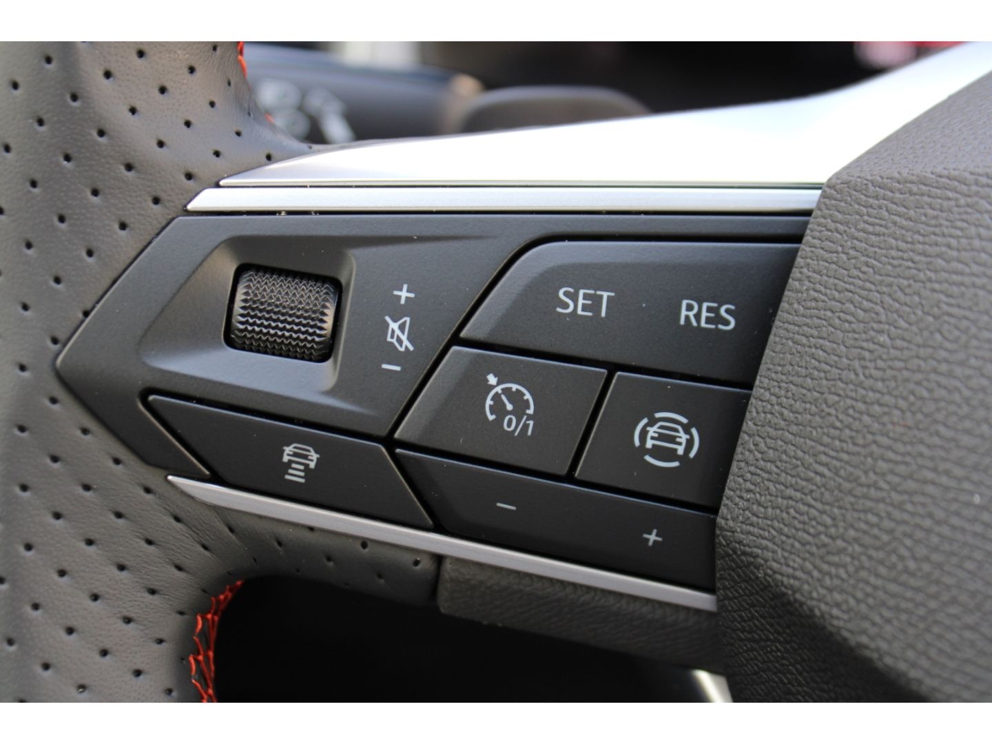 Fahrzeugabbildung SEAT Ateca 1.5 TSi FR ACC LED PDC RFK el. AHK Navi DA