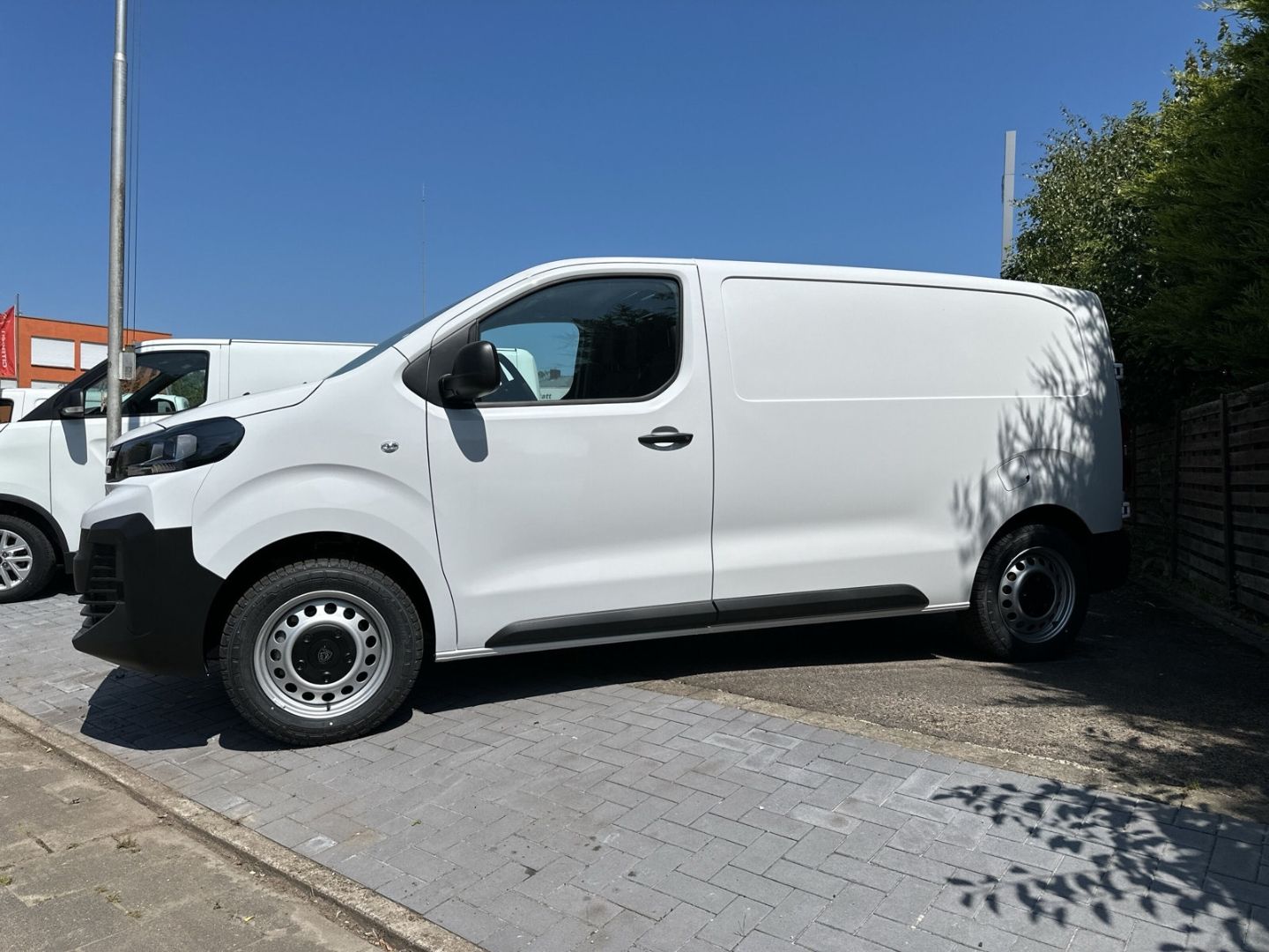 Fahrzeugabbildung Peugeot Expert KW Standard (L2) 2.0 BlueHDi 145 AHK-abn.