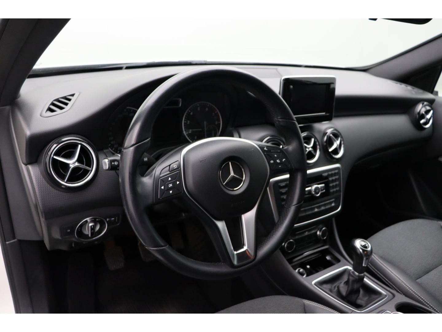Fahrzeugabbildung Mercedes-Benz A 180 BlueEfficiency Kamera SHZ Teilleder