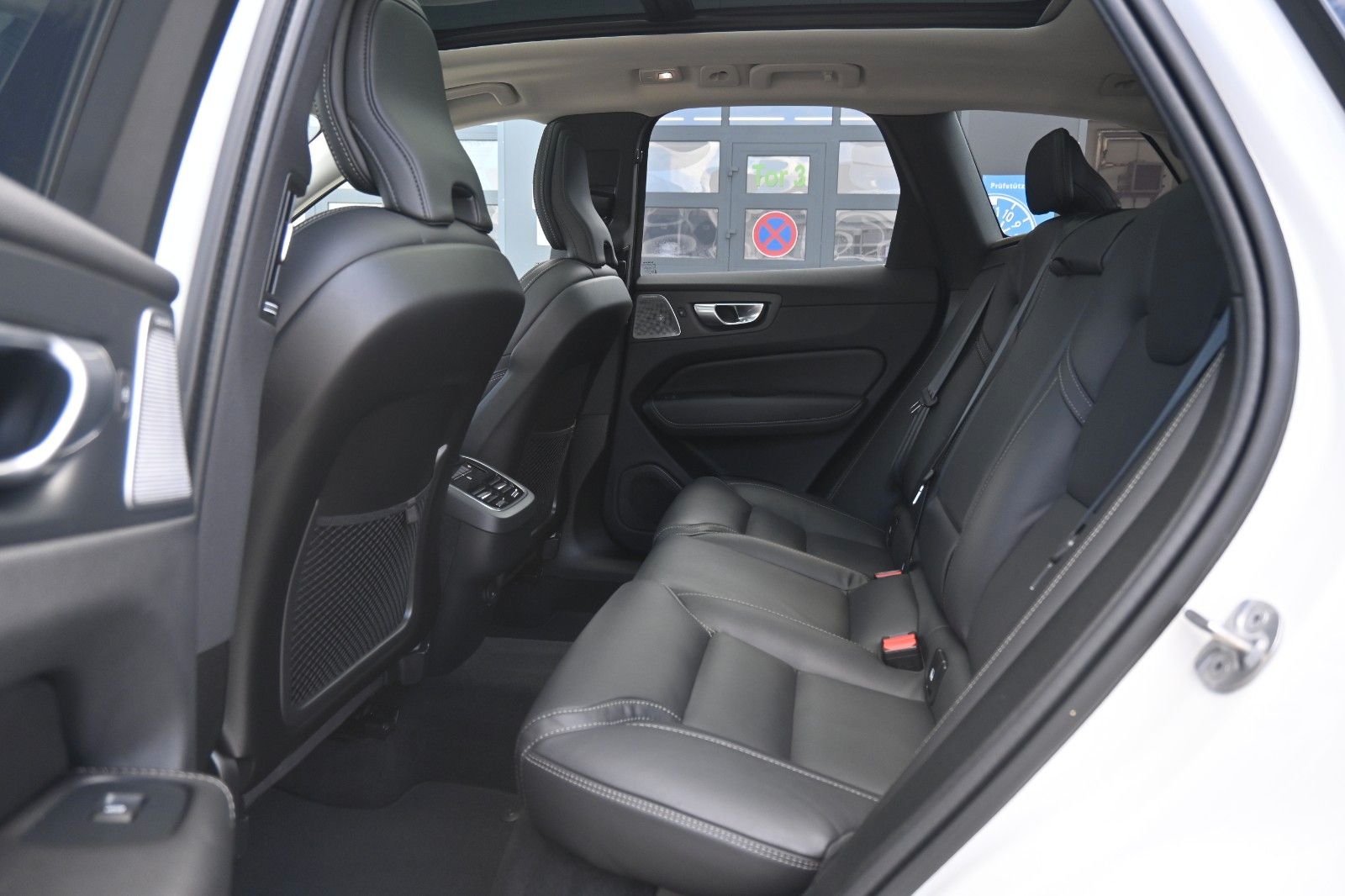 Fahrzeugabbildung Volvo XC60 UltimateDark AWD*MASS*LUFT*HUD*B&W*22"*360°