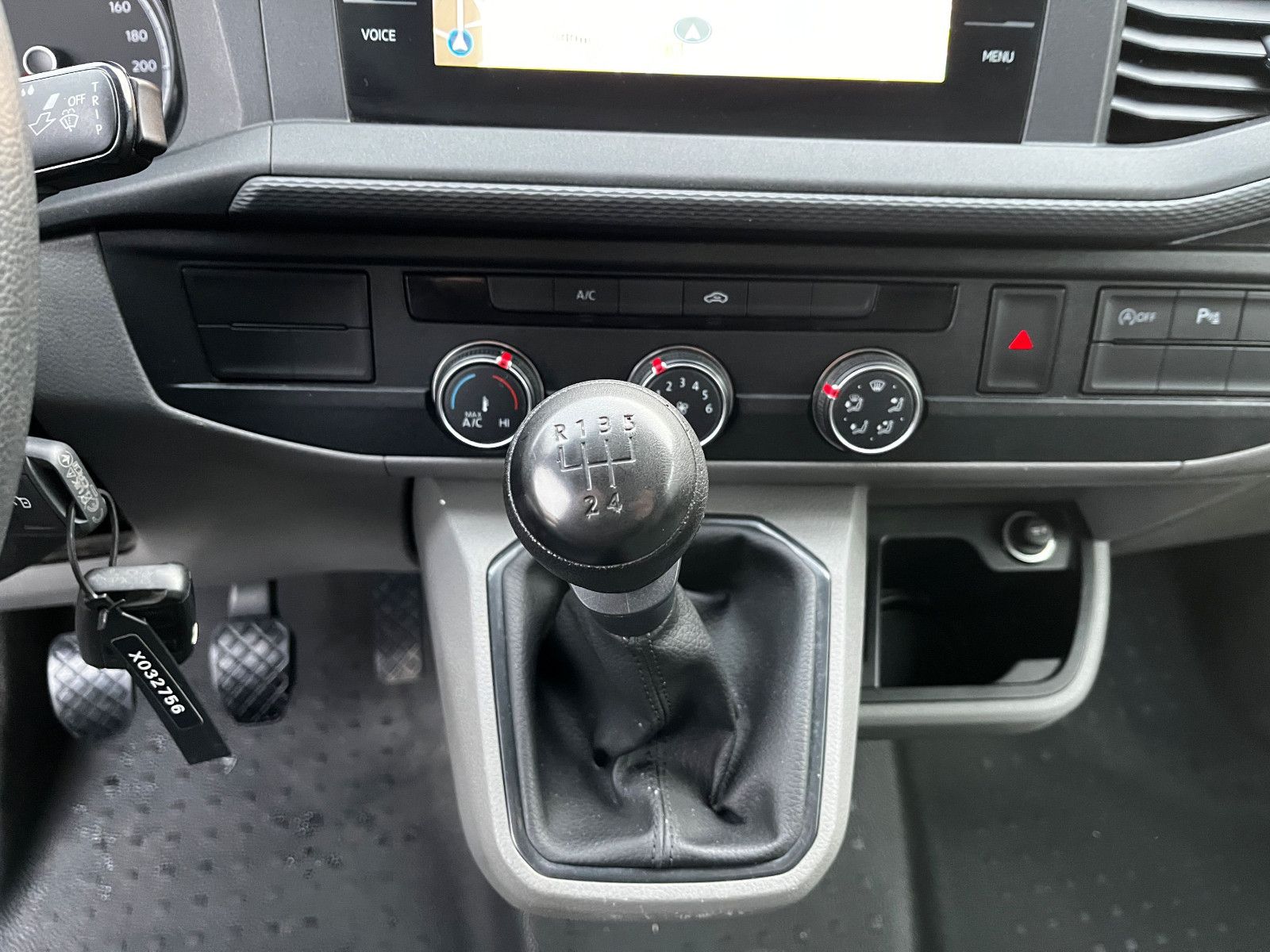 Fahrzeugabbildung Volkswagen T6 Transporter NAVI AHK KLIMA